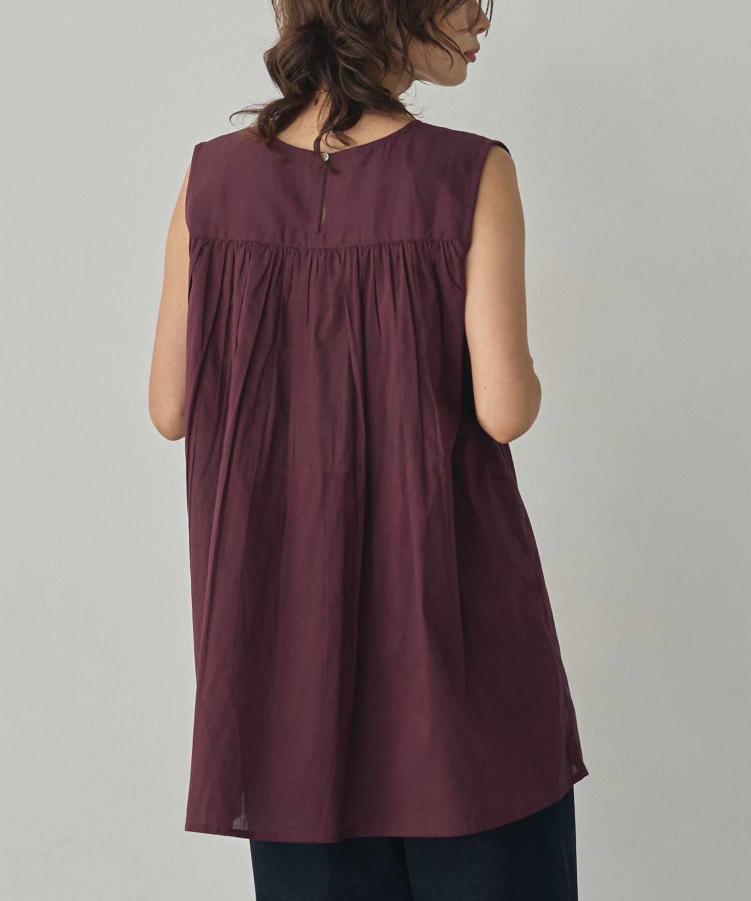 PINTUCK SLEEVELESS BLOUSE