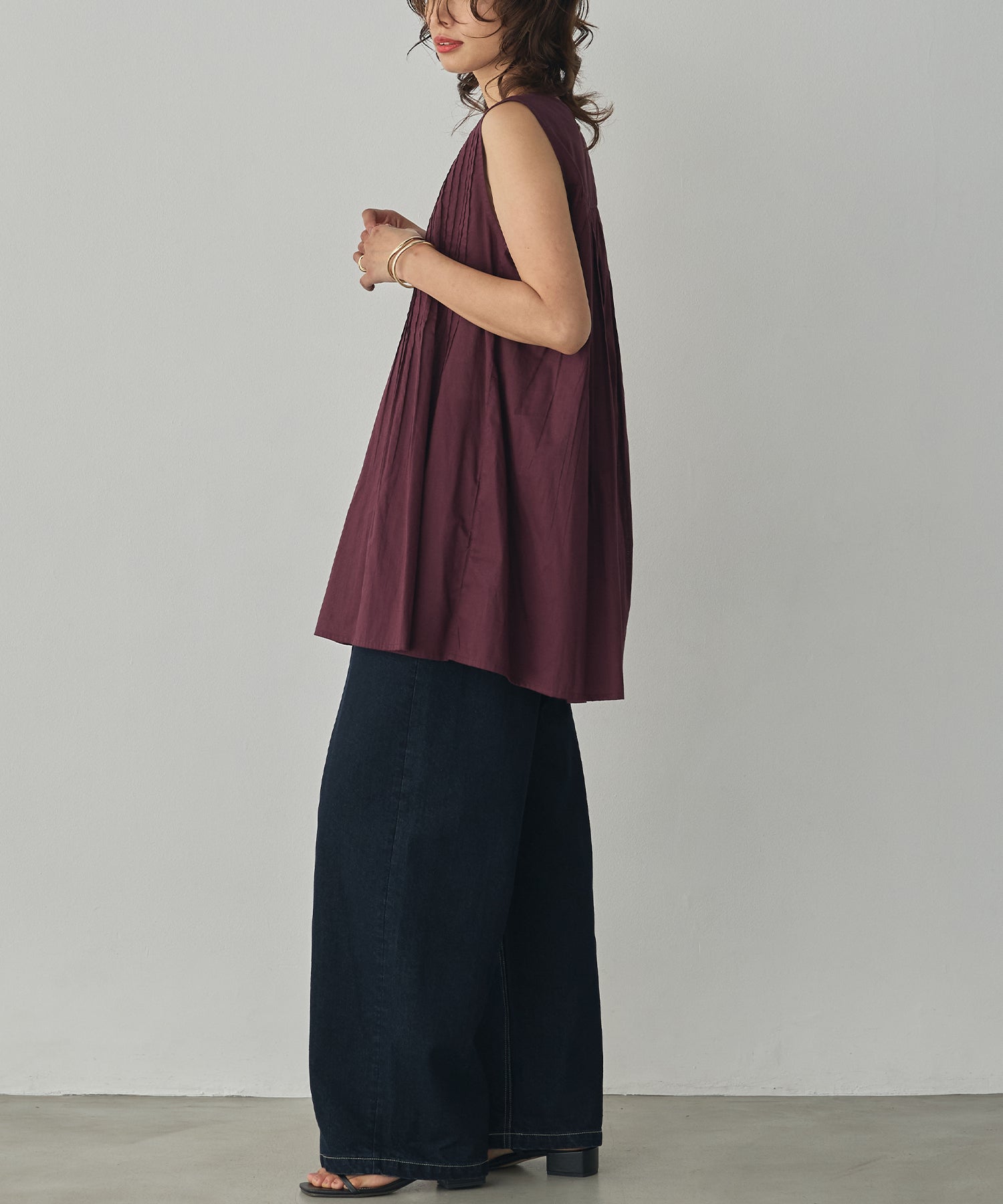 PINTUCK SLEEVELESS BLOUSE