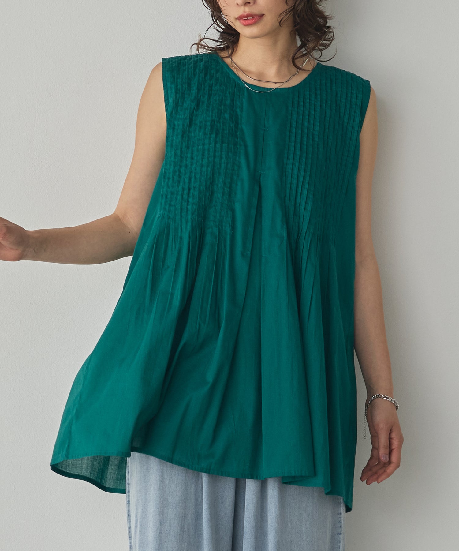 PINTUCK SLEEVELESS BLOUSE