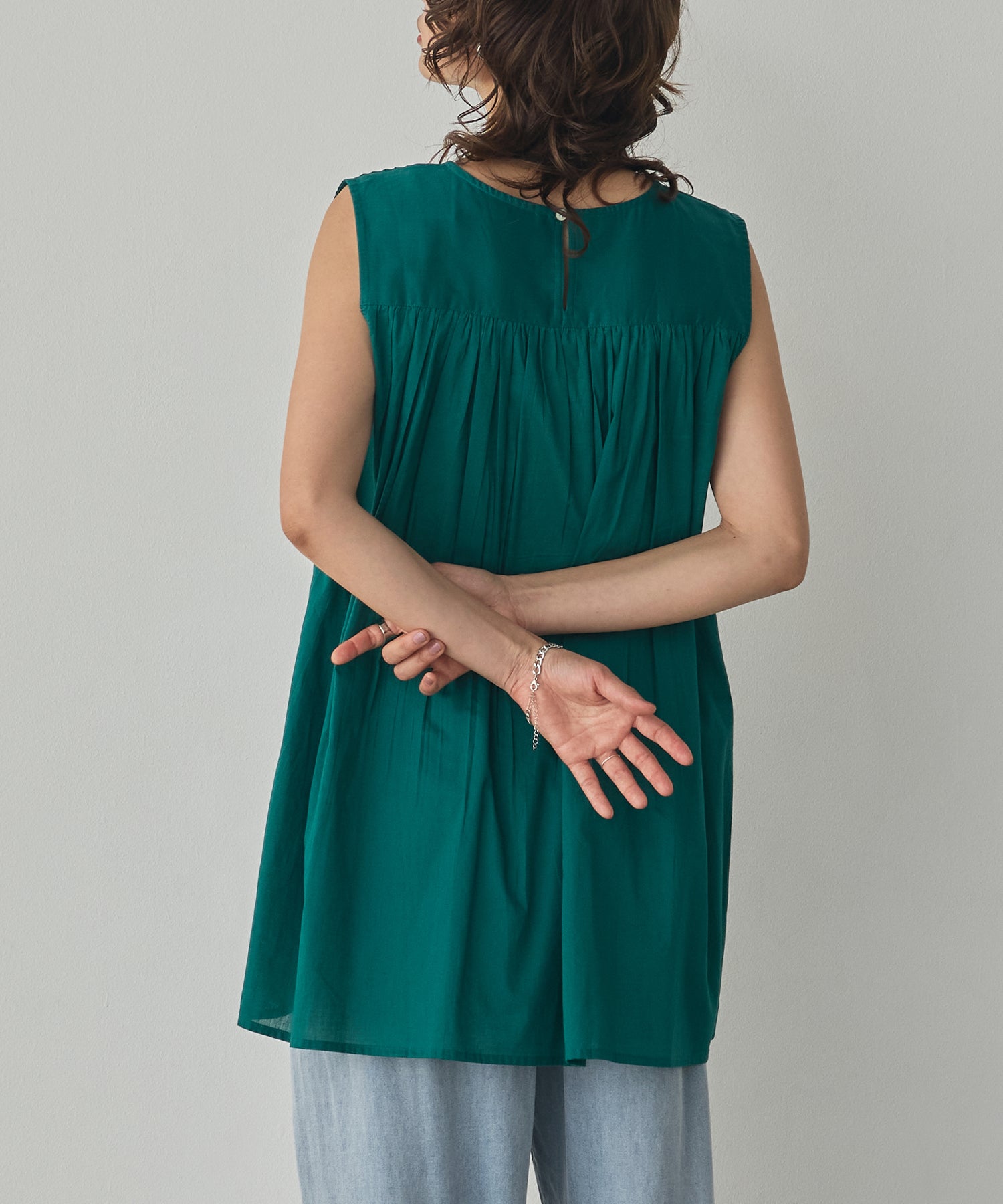 PINTUCK SLEEVELESS BLOUSE