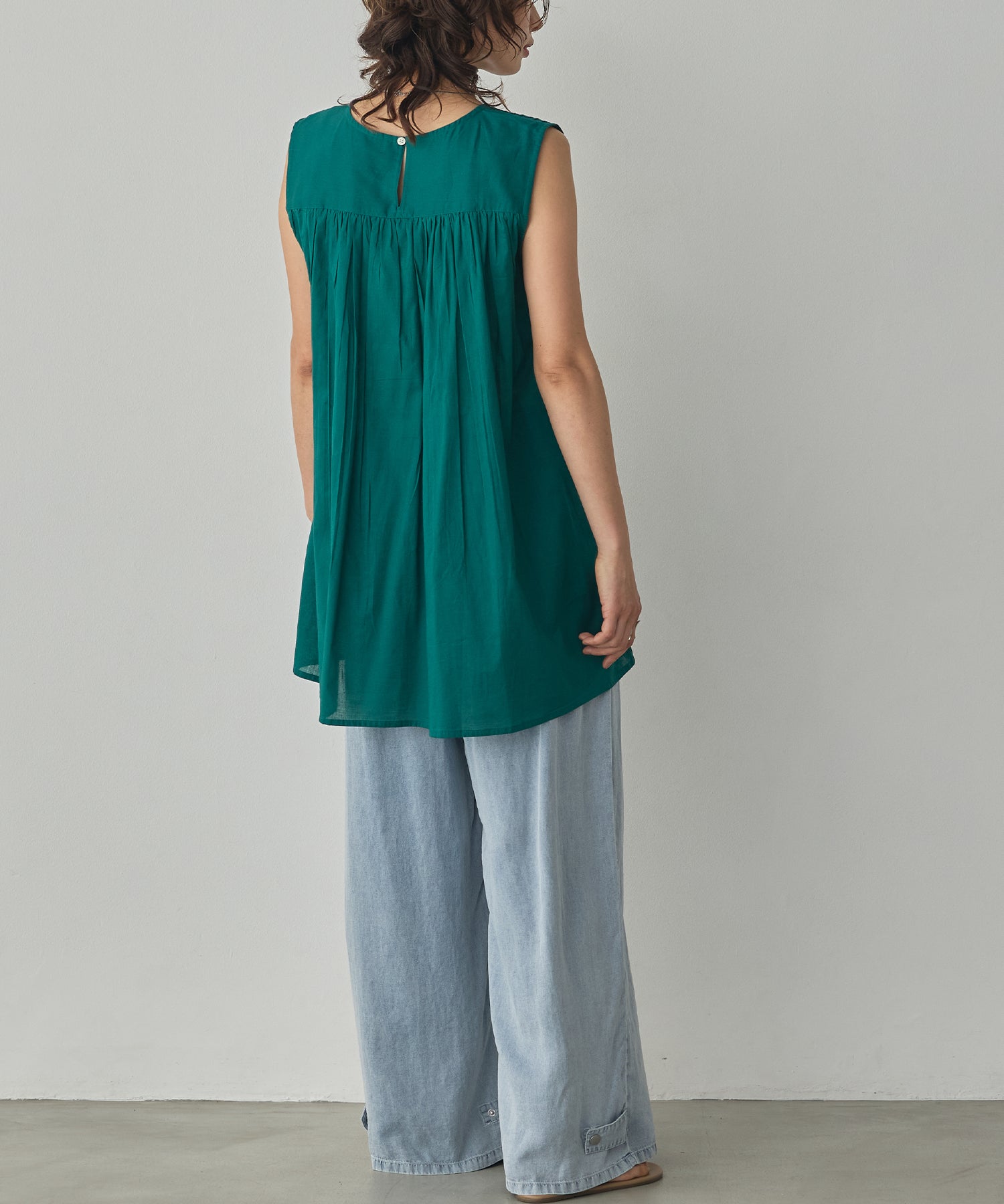 PINTUCK SLEEVELESS BLOUSE