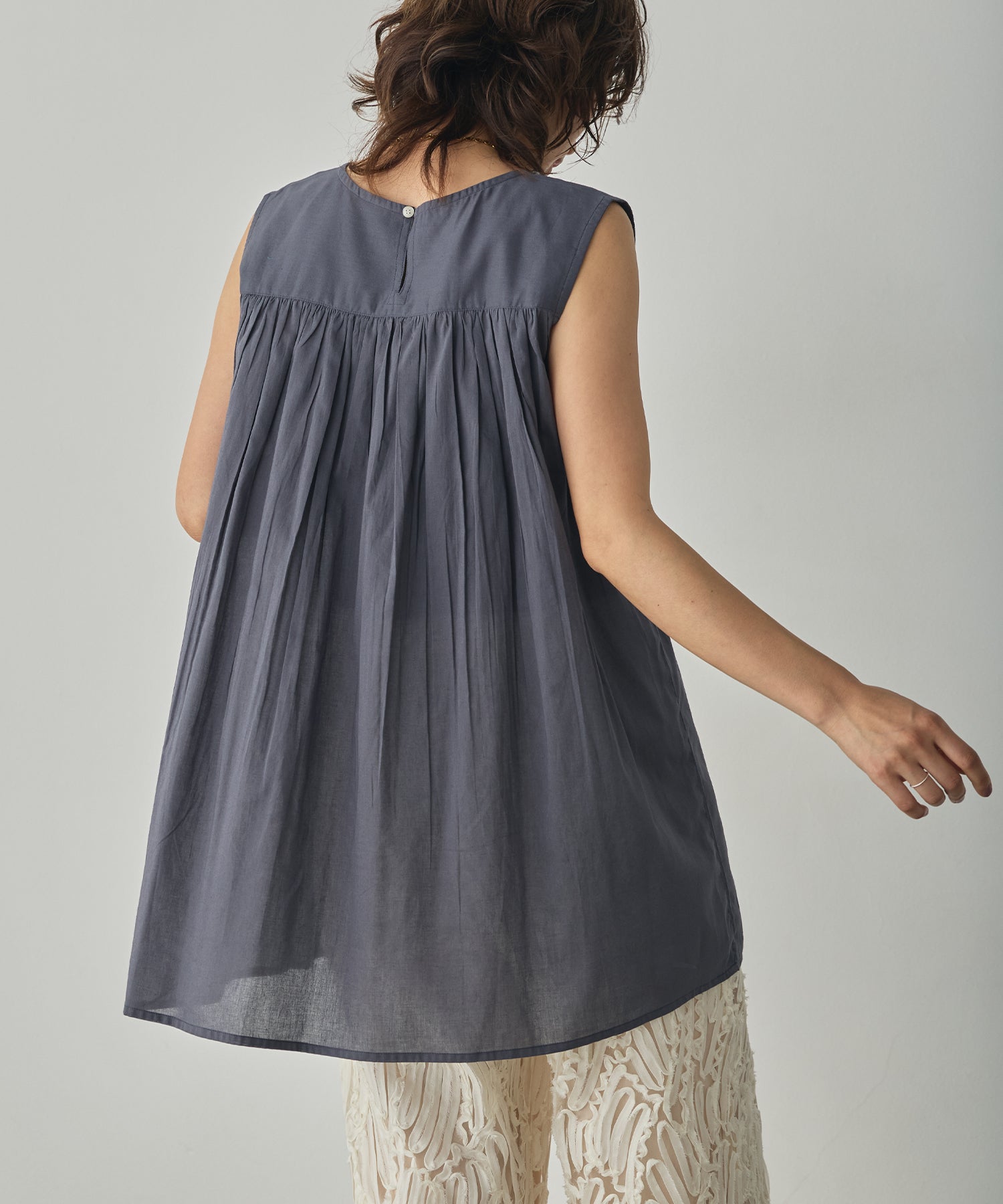 PINTUCK SLEEVELESS BLOUSE