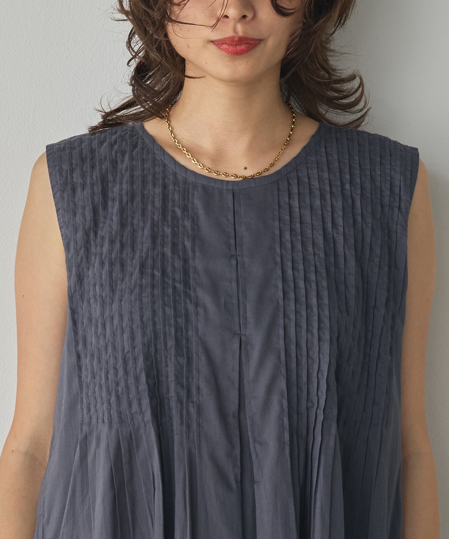 PINTUCK SLEEVELESS BLOUSE