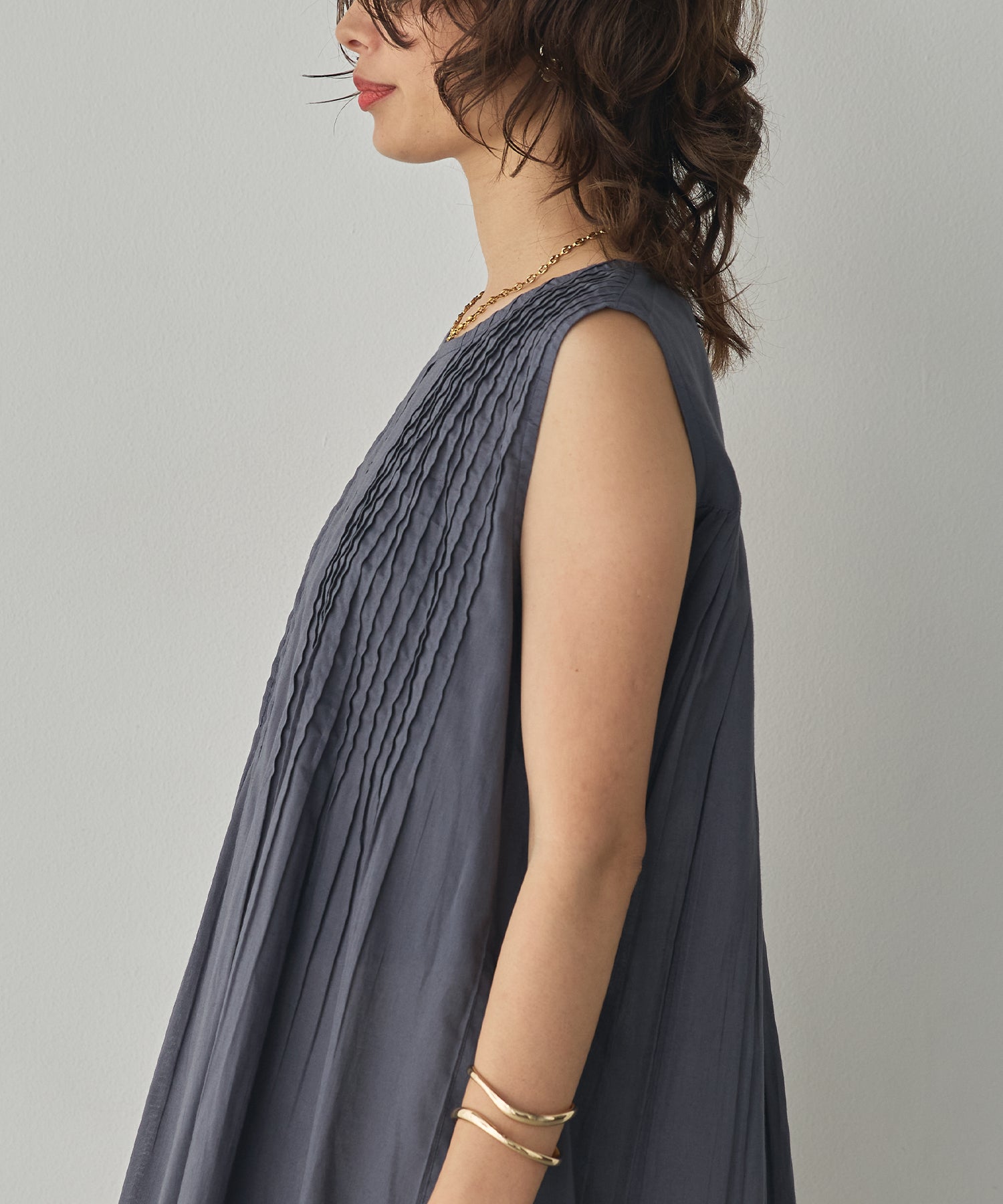 PINTUCK SLEEVELESS BLOUSE