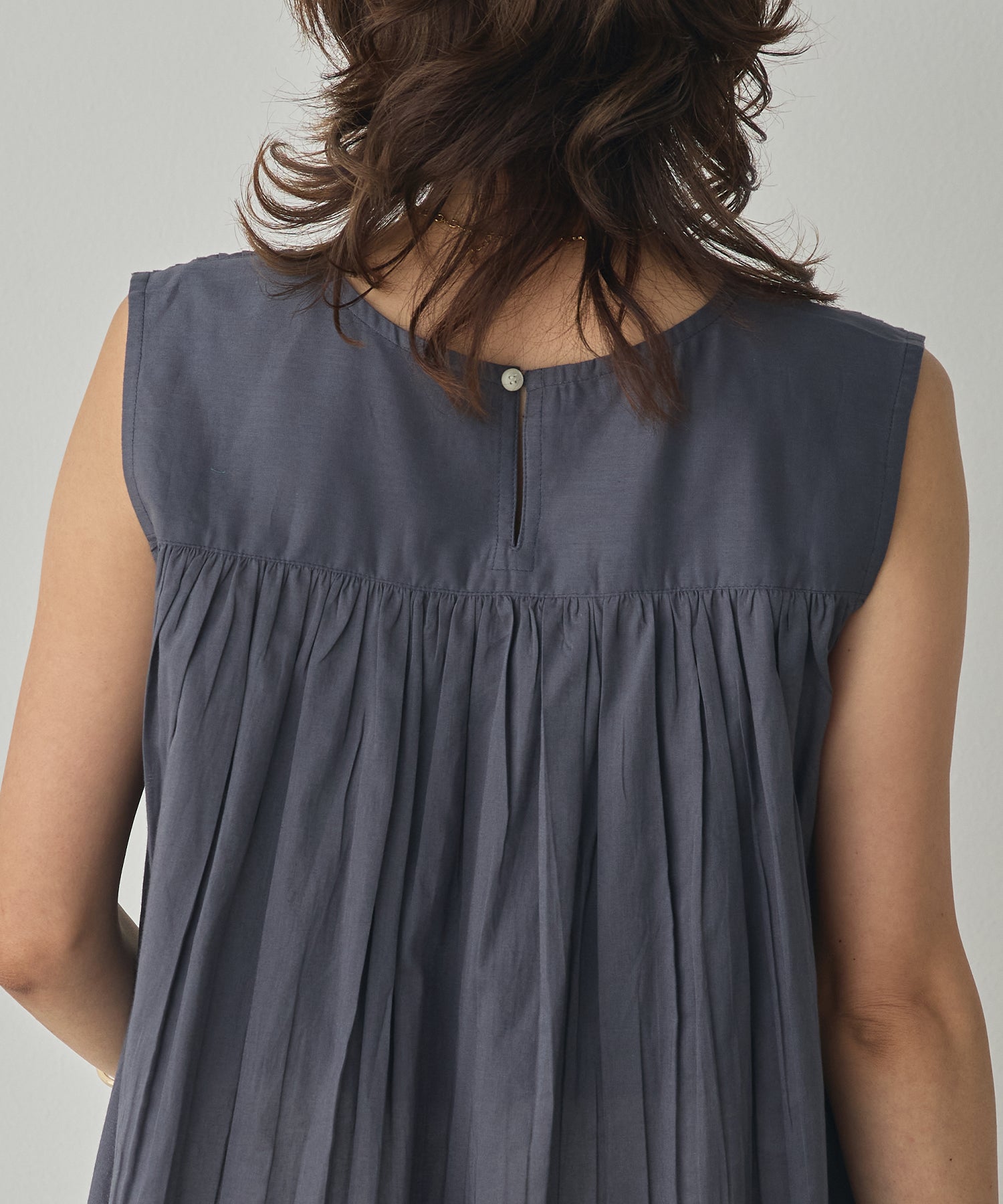 PINTUCK SLEEVELESS BLOUSE