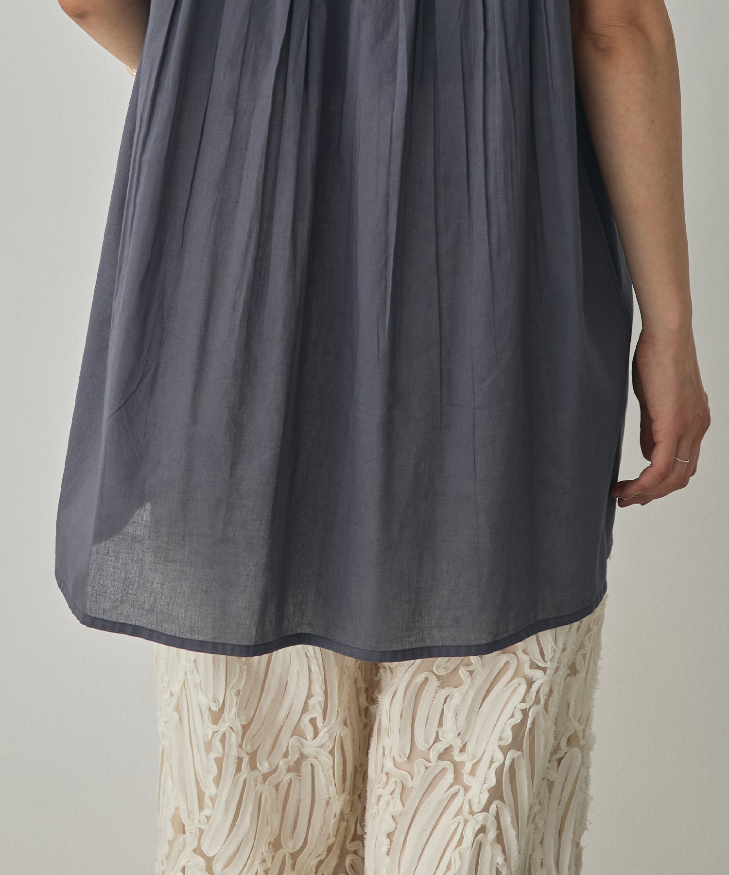 PINTUCK SLEEVELESS BLOUSE
