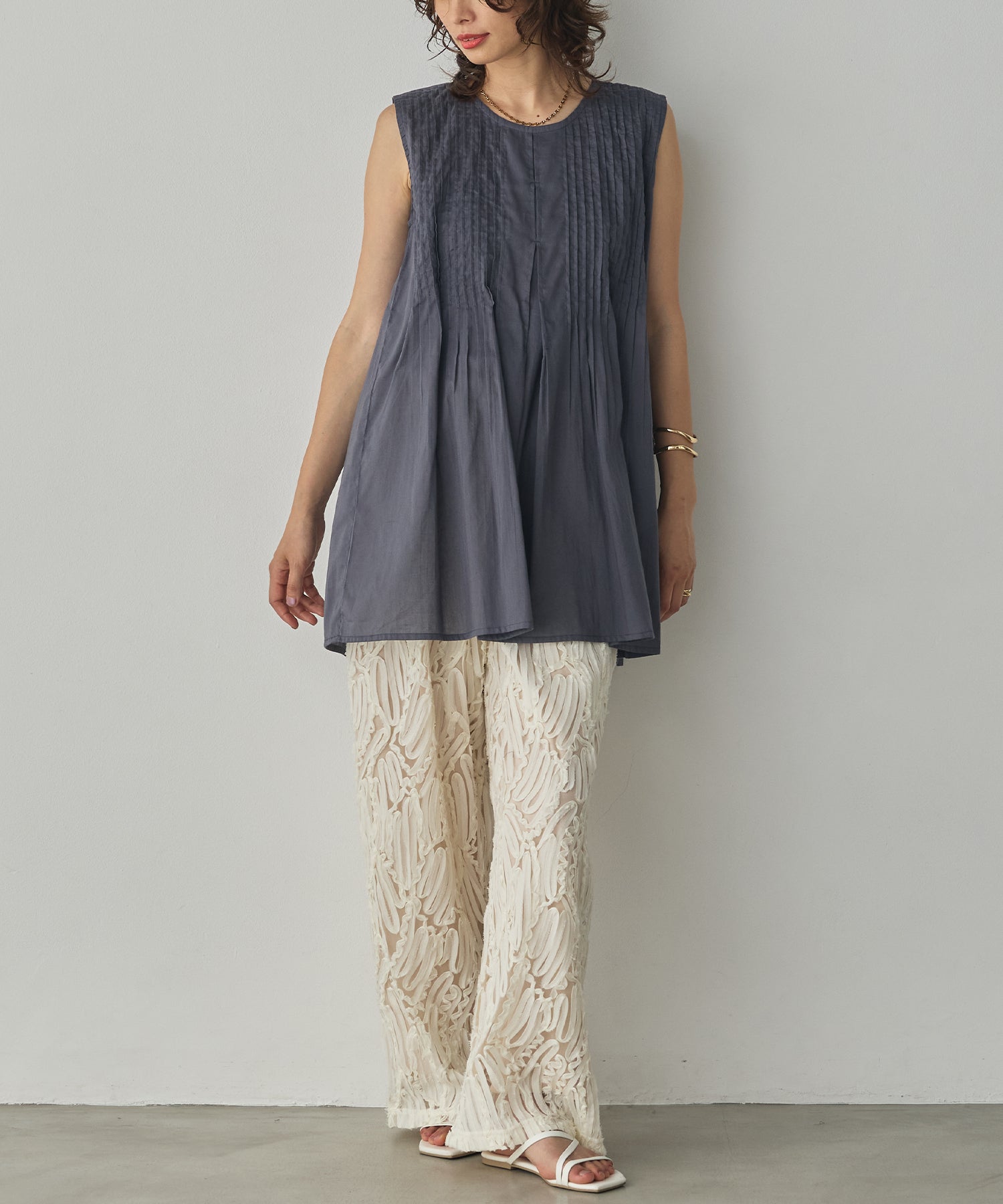 PINTUCK SLEEVELESS BLOUSE