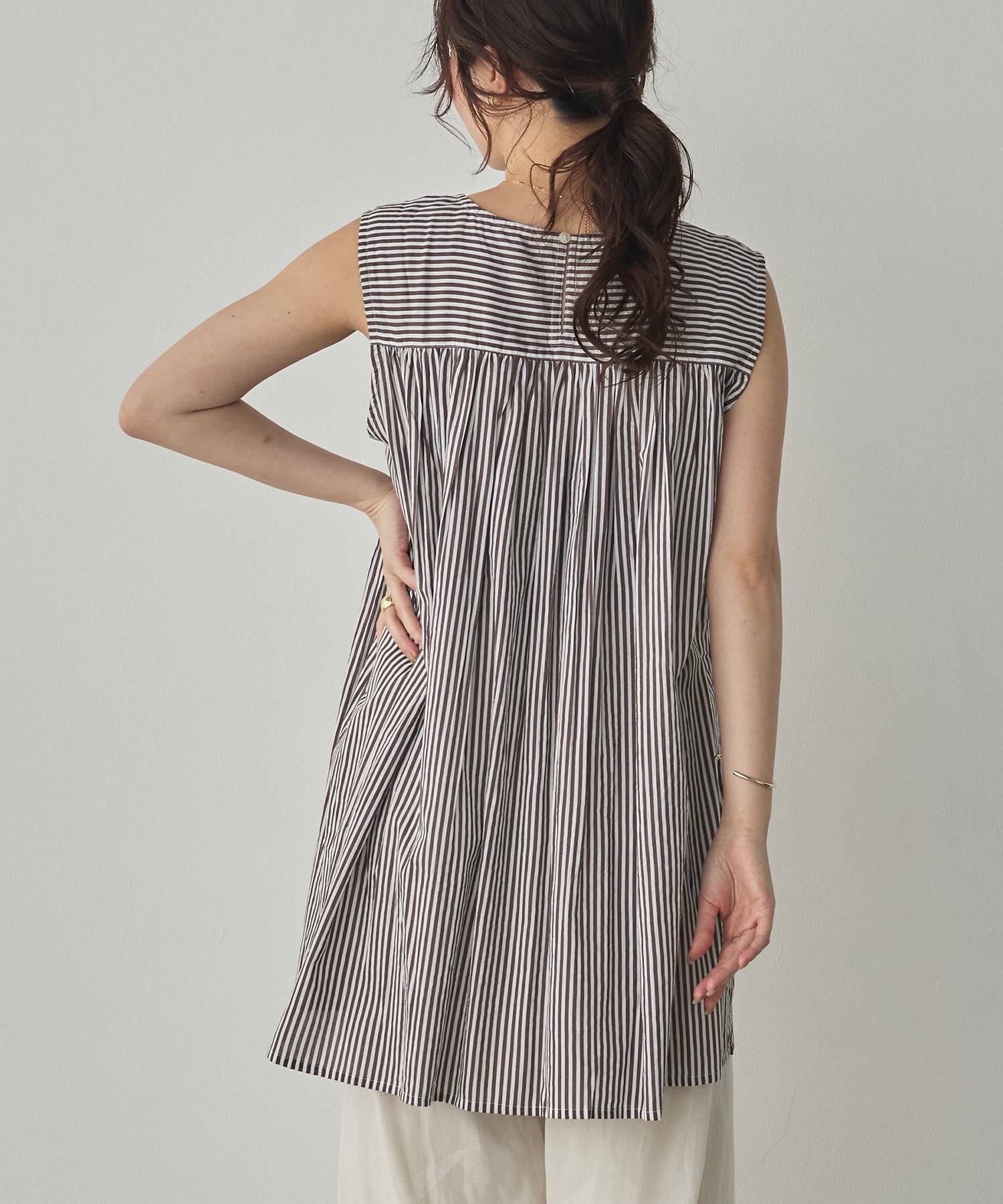 PINTUCK SLEEVELESS BLOUSE