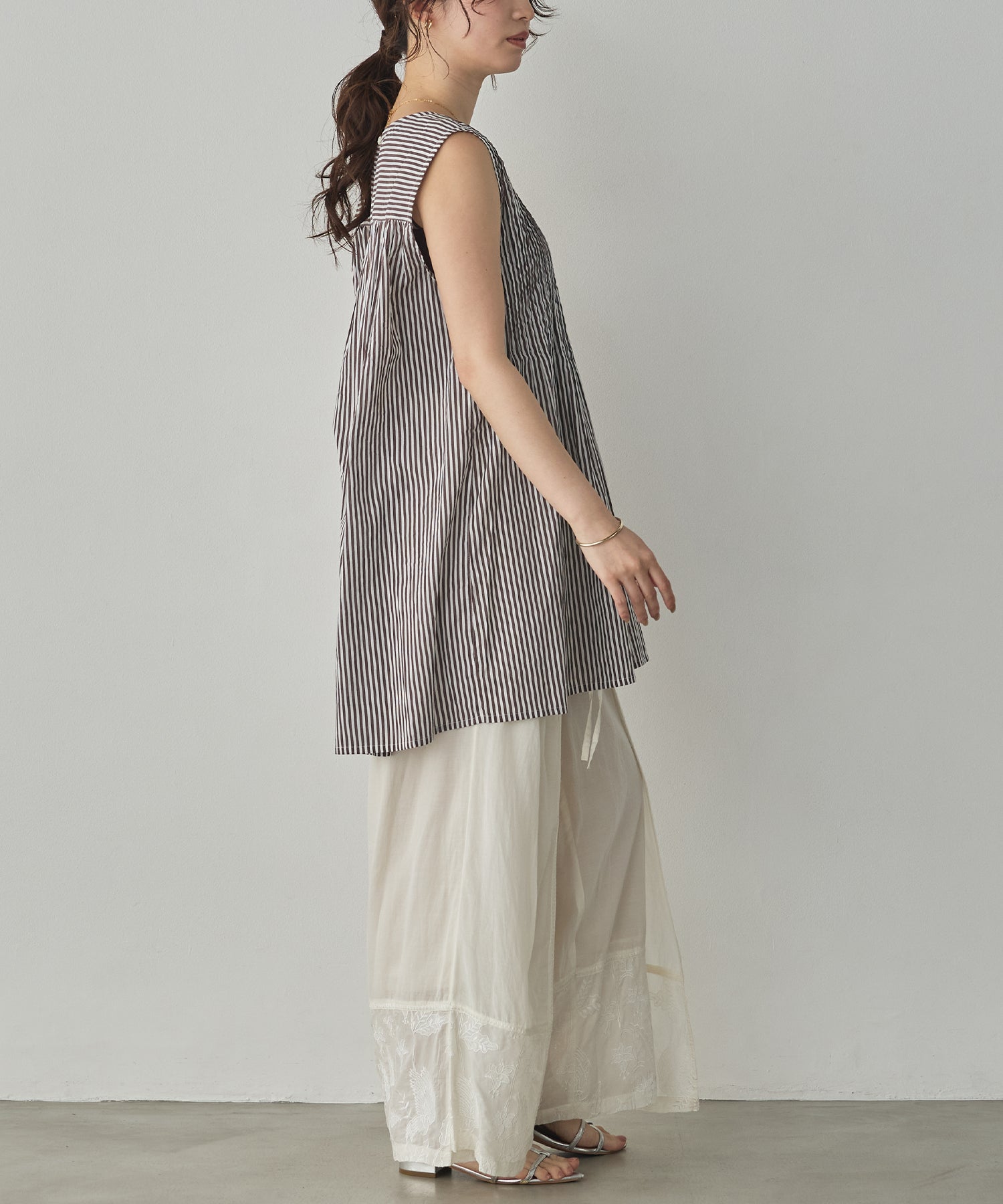 PINTUCK SLEEVELESS BLOUSE