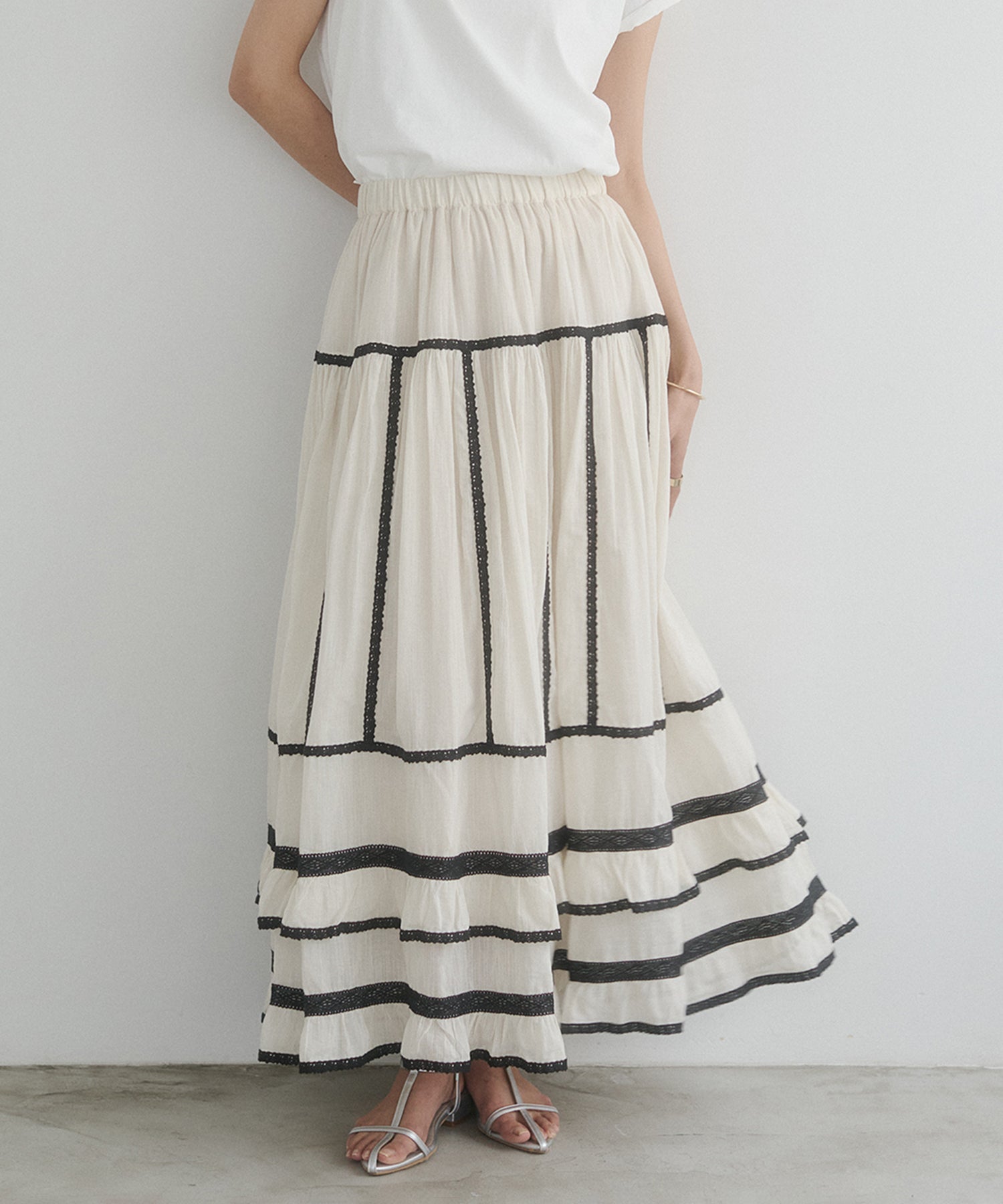 LACE-PATTERNED TIERED SKIRT