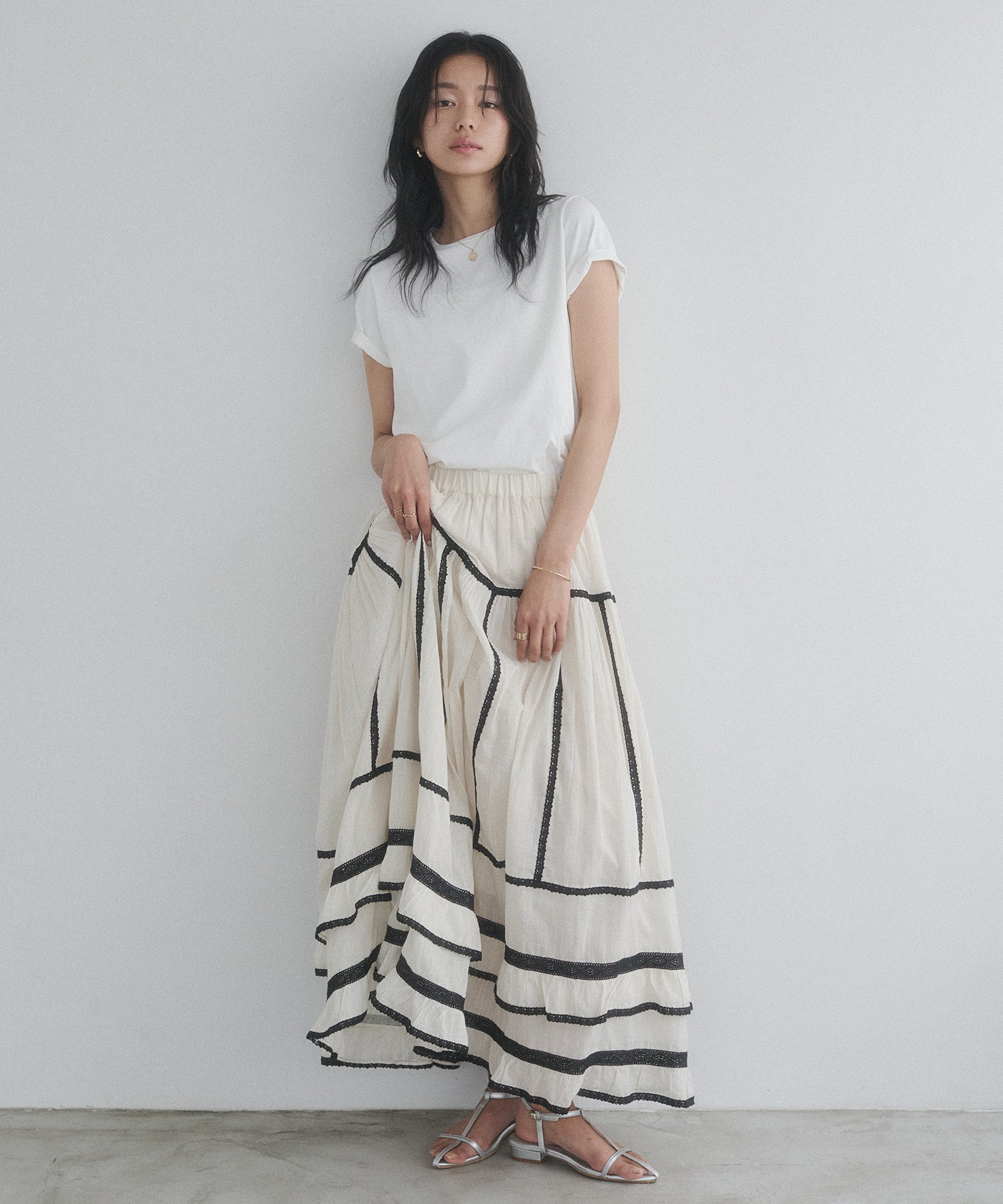 LACE-PATTERNED TIERED SKIRT