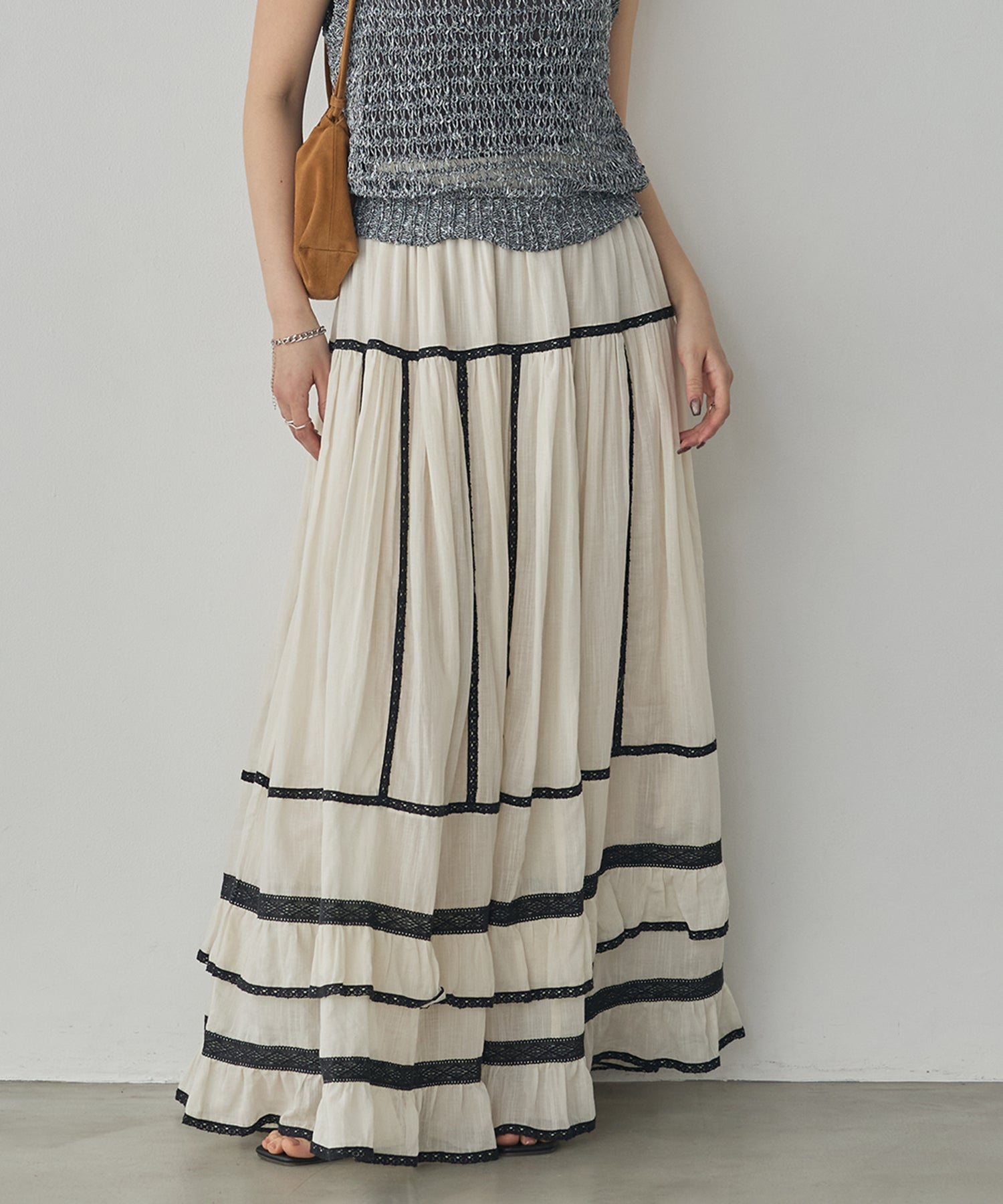 LACE-PATTERNED TIERED SKIRT
