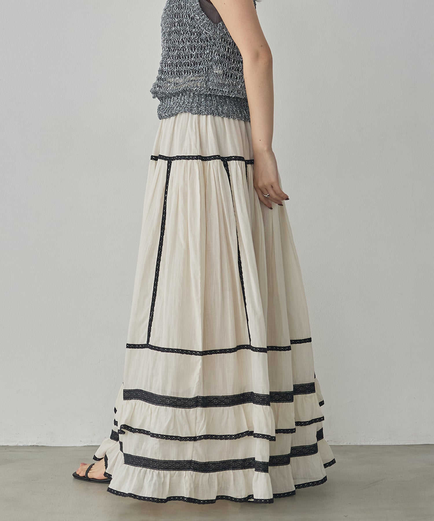 LACE-PATTERNED TIERED SKIRT