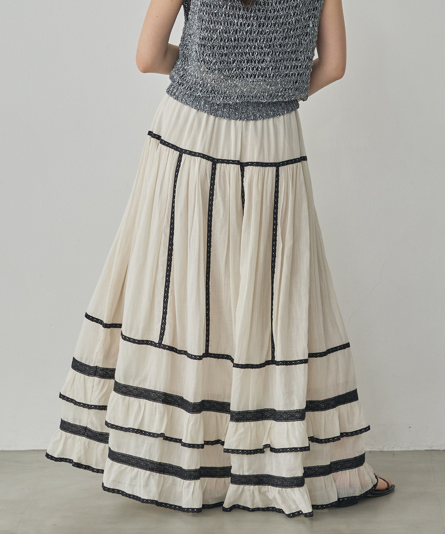 LACE-PATTERNED TIERED SKIRT