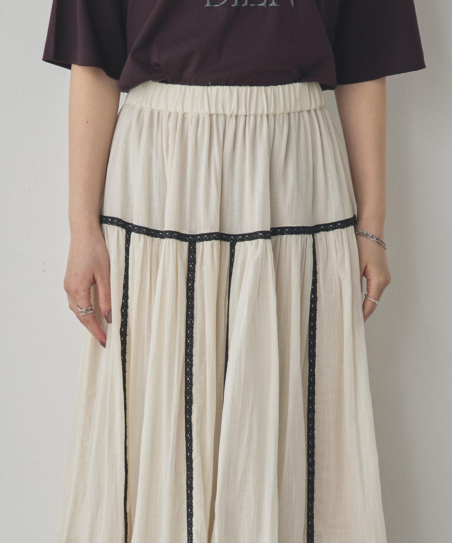 LACE-PATTERNED TIERED SKIRT