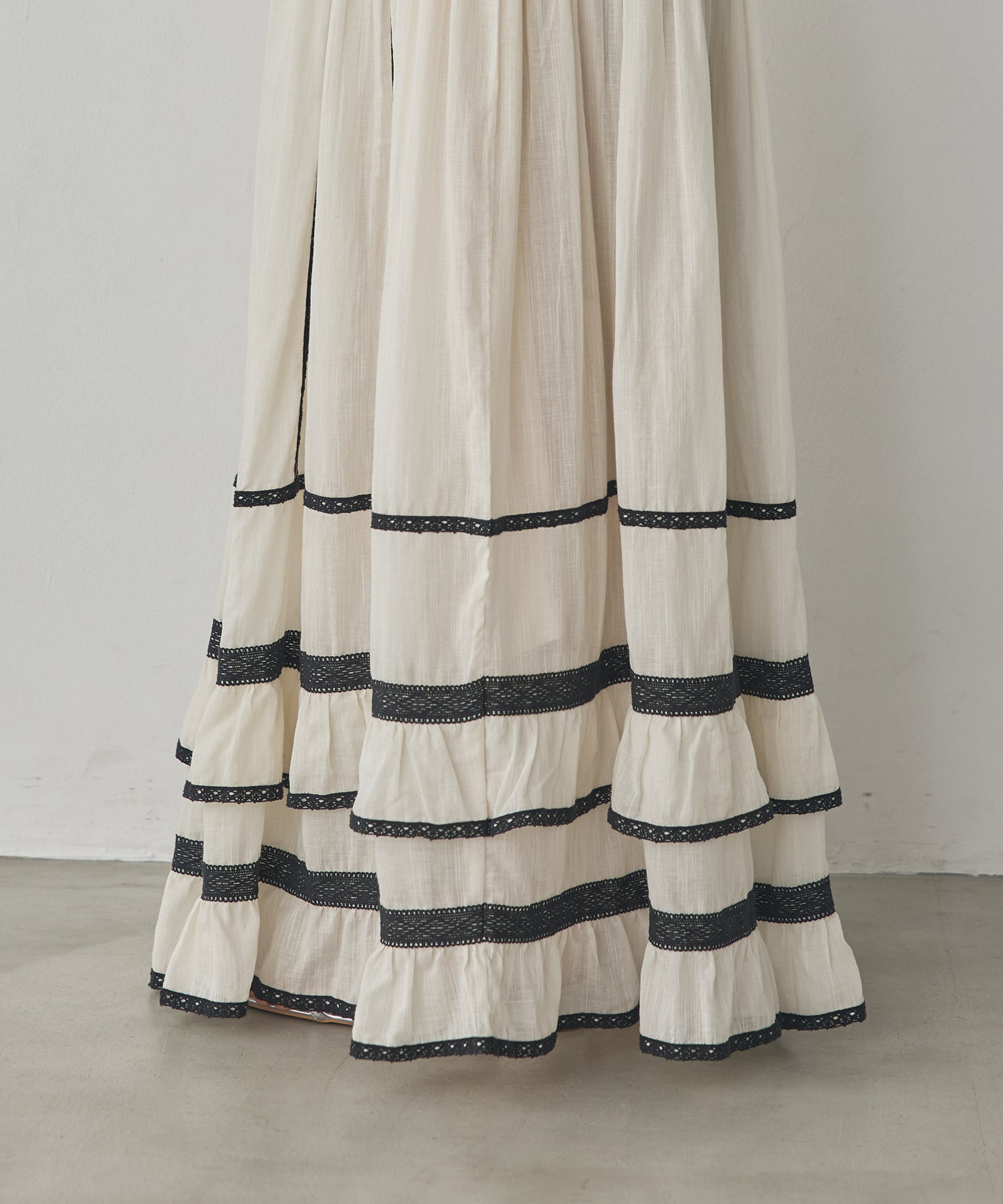 LACE-PATTERNED TIERED SKIRT