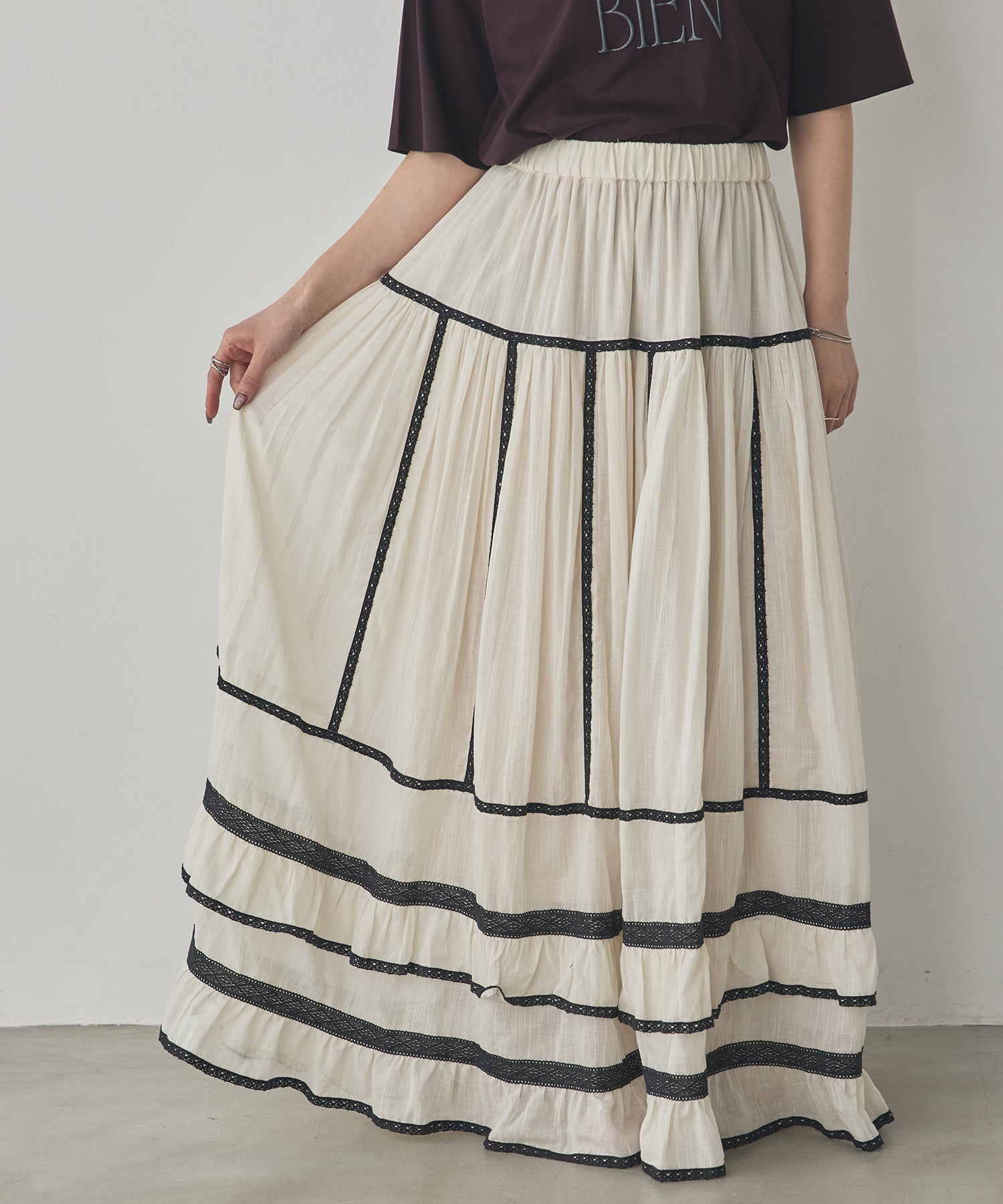 LACE-PATTERNED TIERED SKIRT