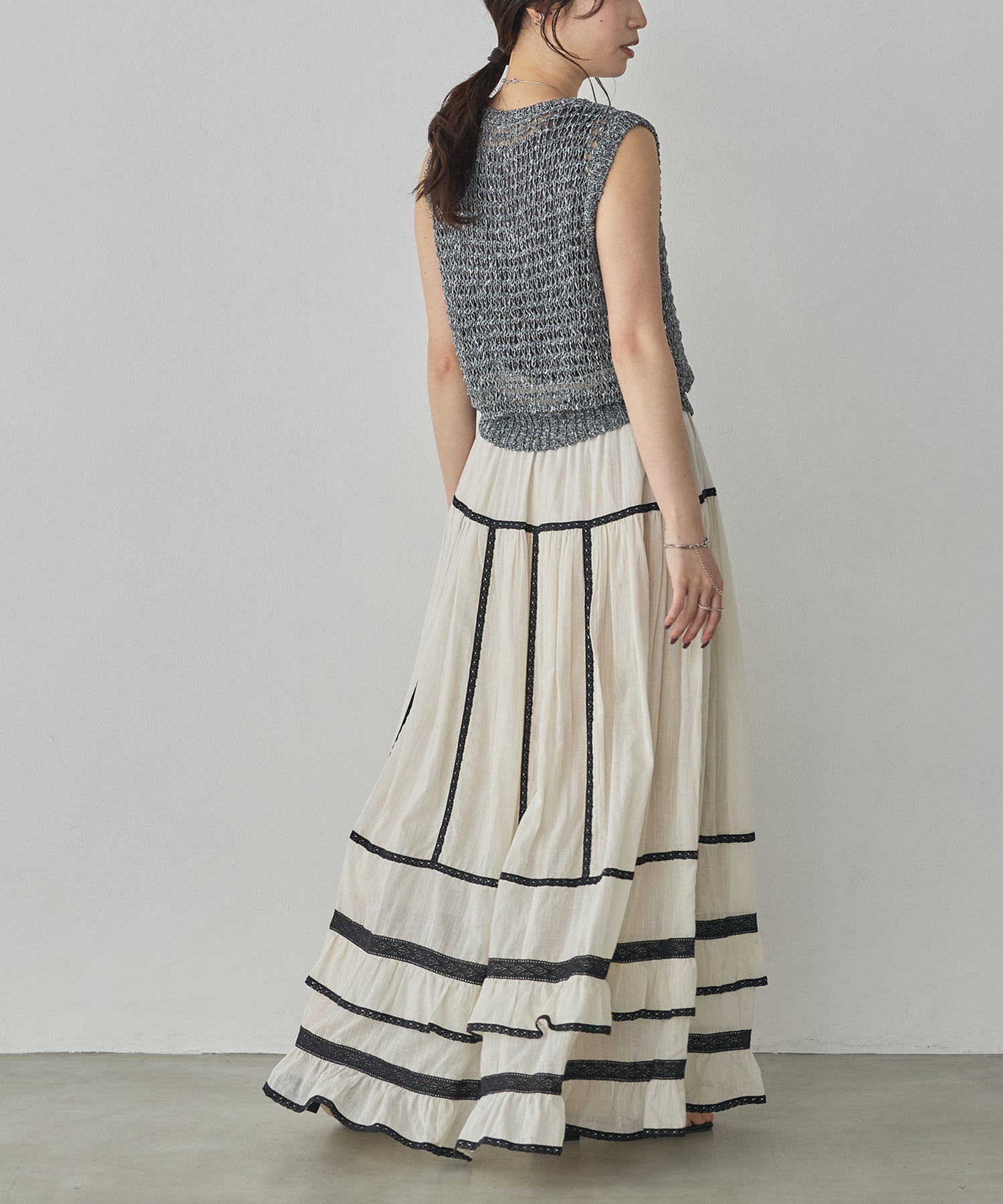 LACE-PATTERNED TIERED SKIRT