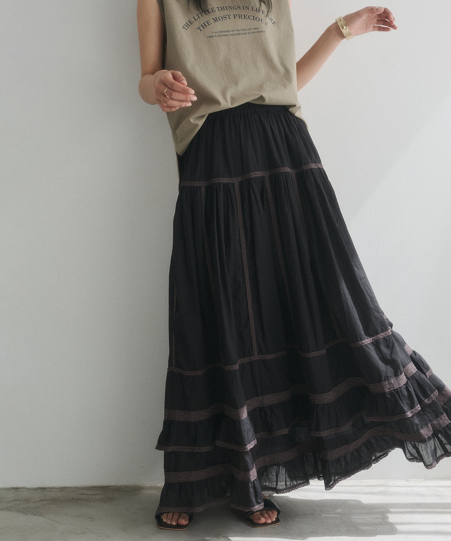 LACE-PATTERNED TIERED SKIRT