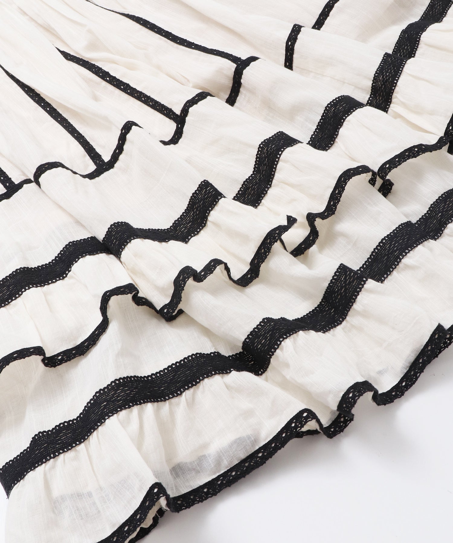 LACE-PATTERNED TIERED SKIRT