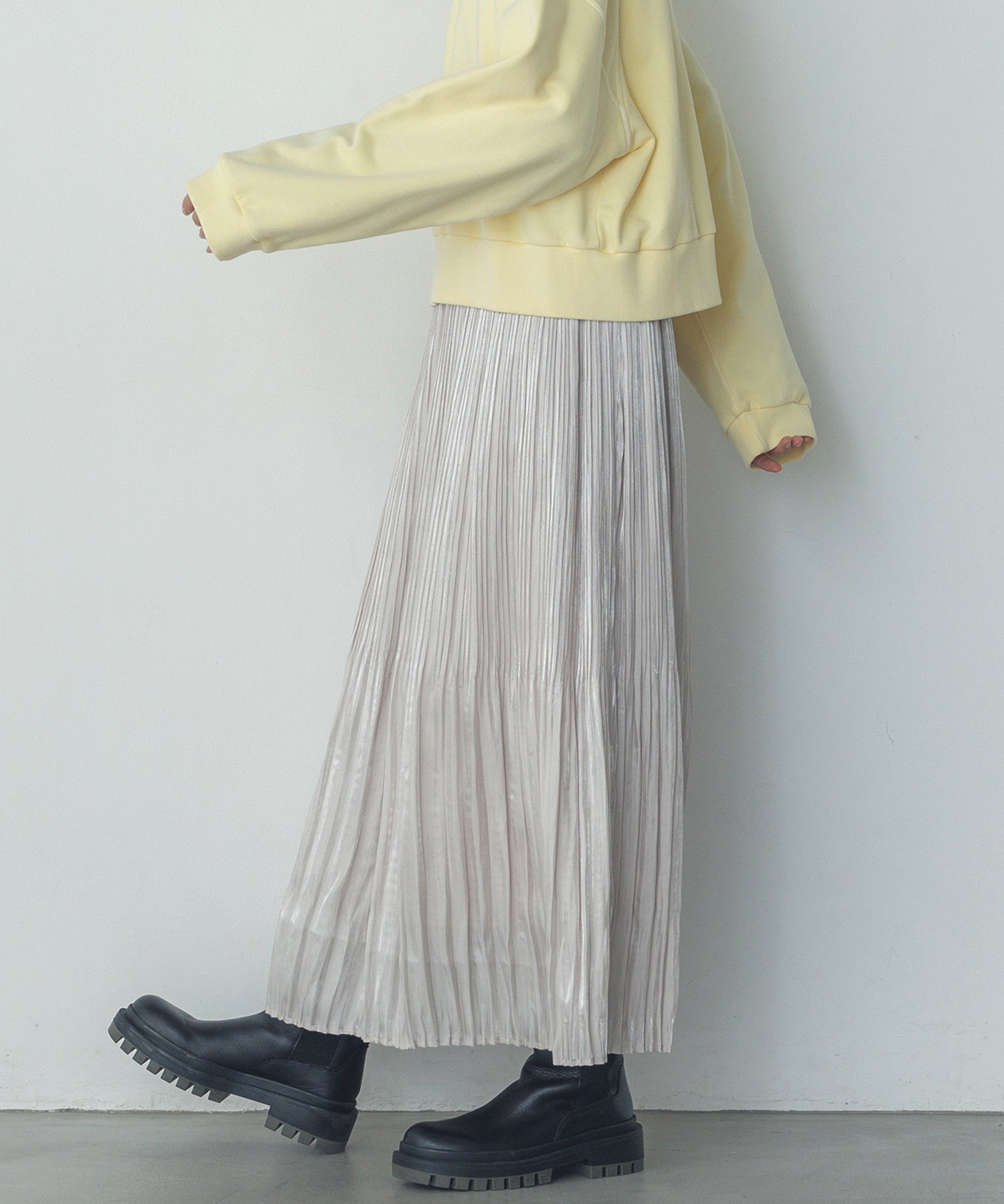 サテンランダムプリーツスカート
