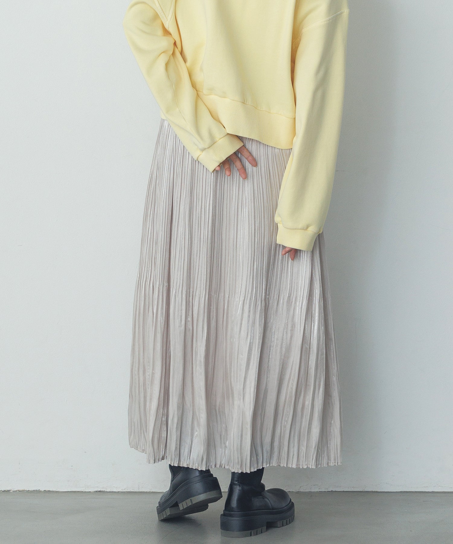 サテンランダムプリーツスカート