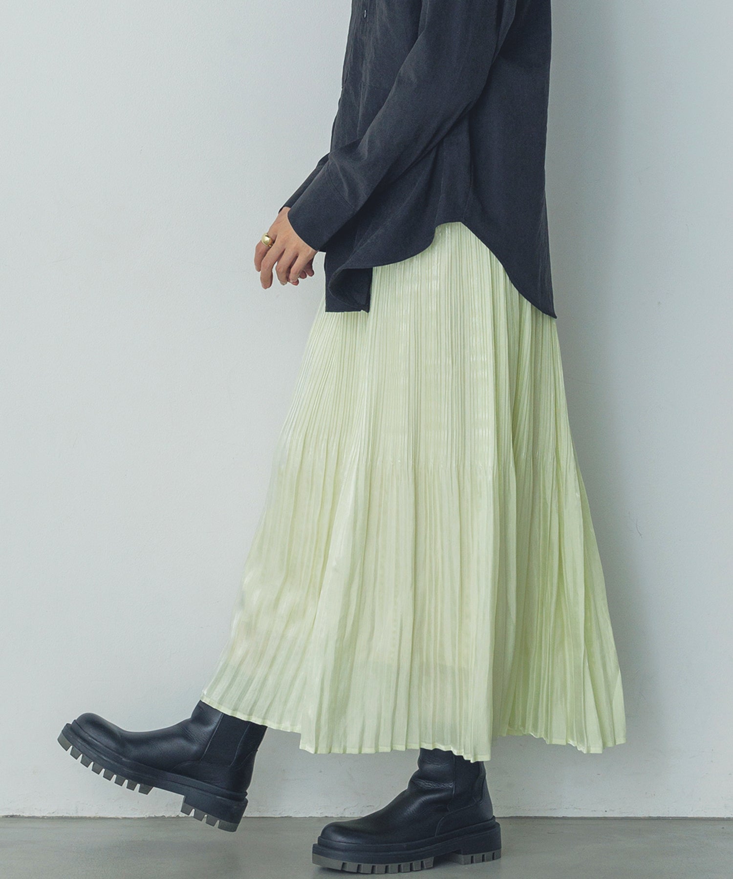 サテンランダムプリーツスカート