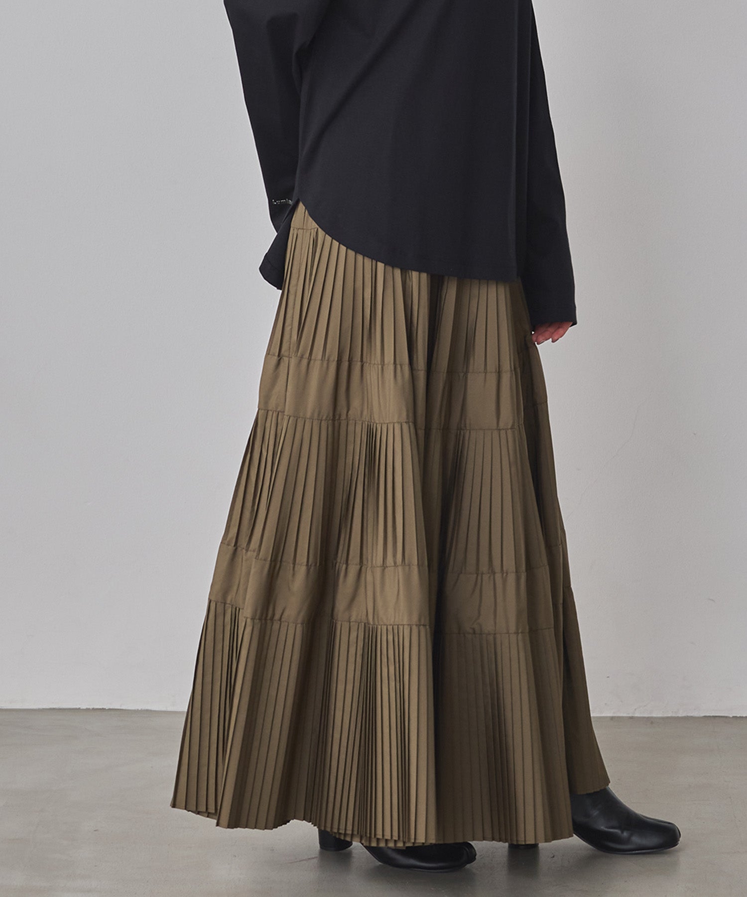 PLEATED TIERED SKIRT