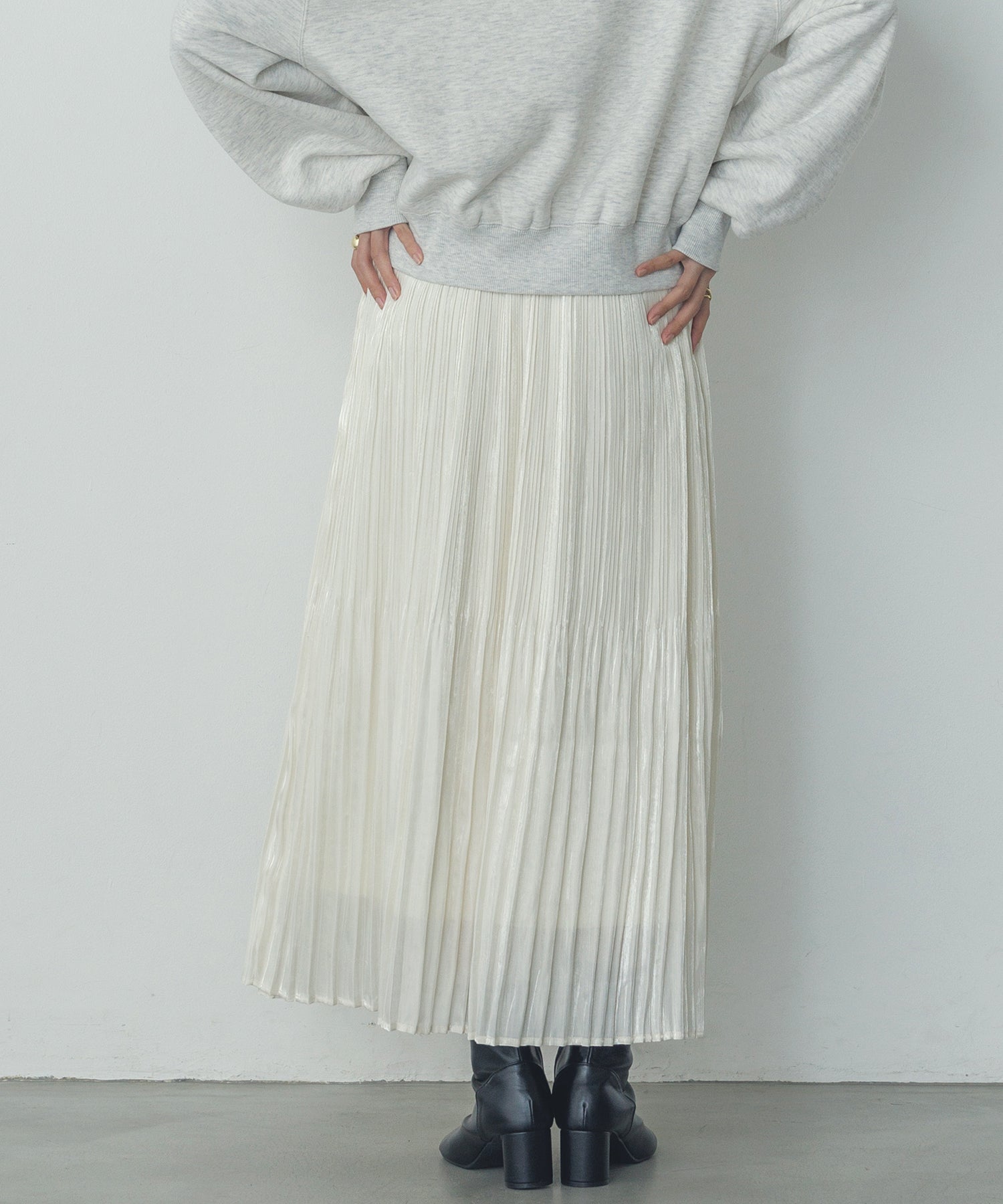サテンランダムプリーツスカート