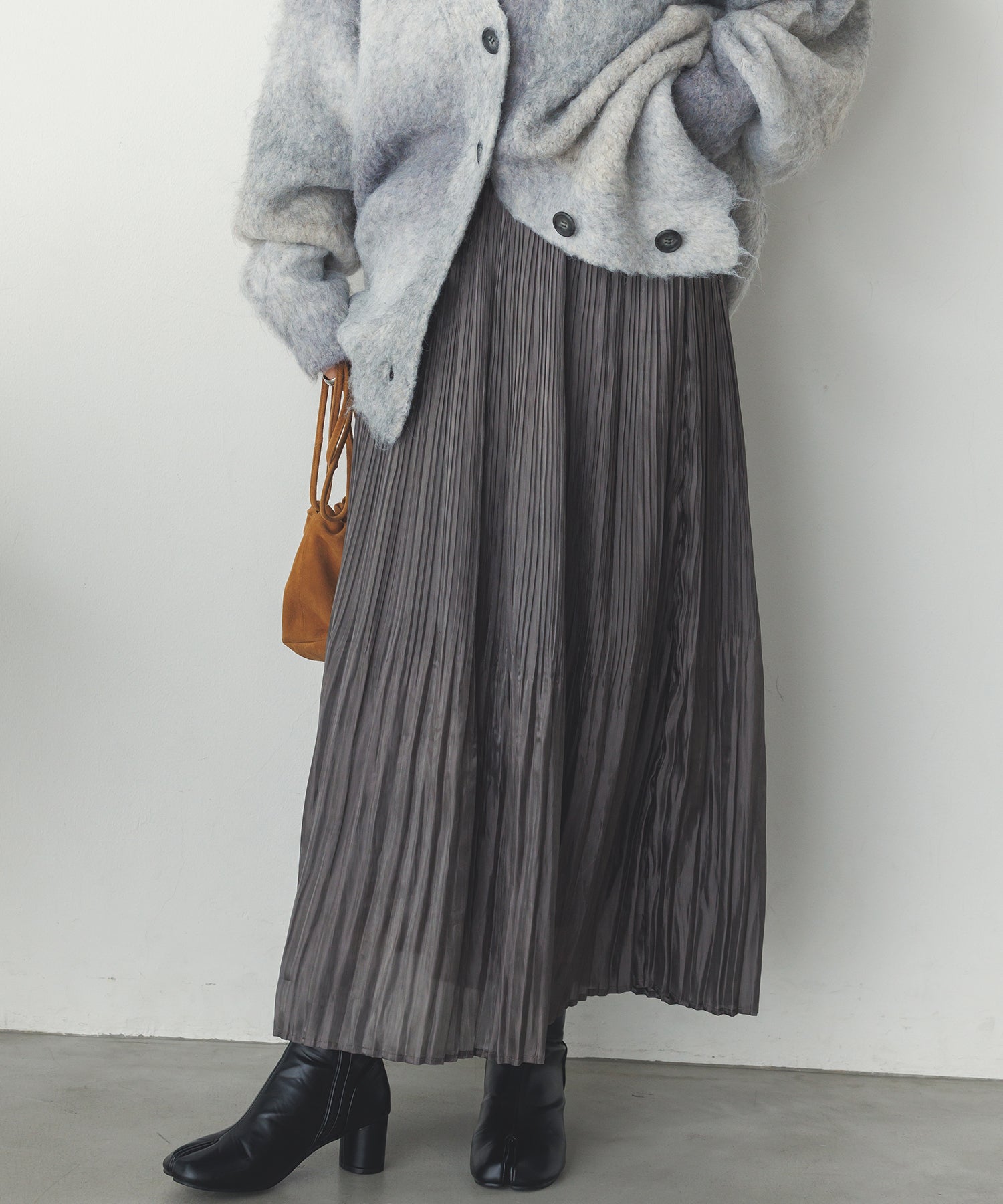 サテンランダムプリーツスカート