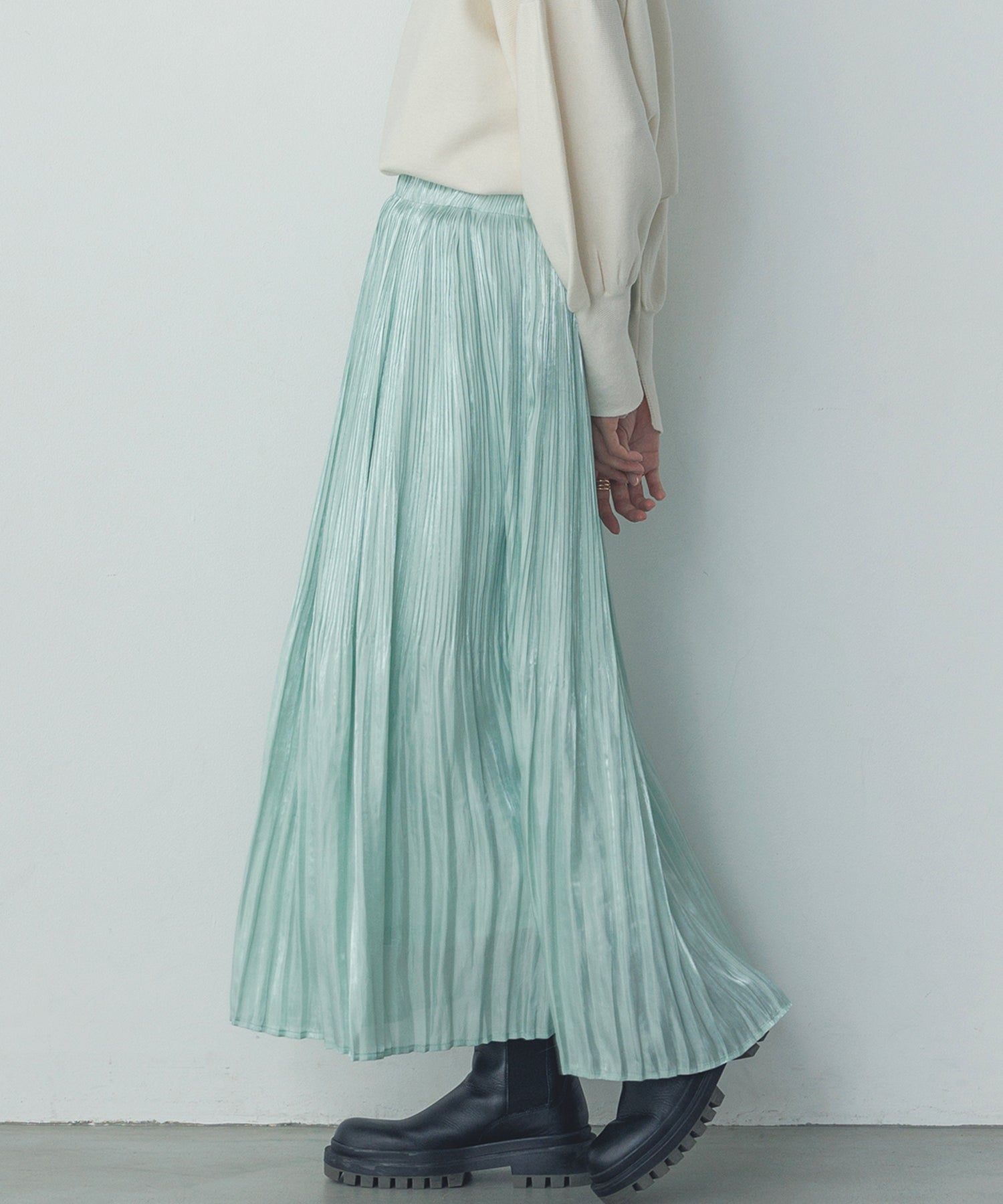 サテンランダムプリーツスカート