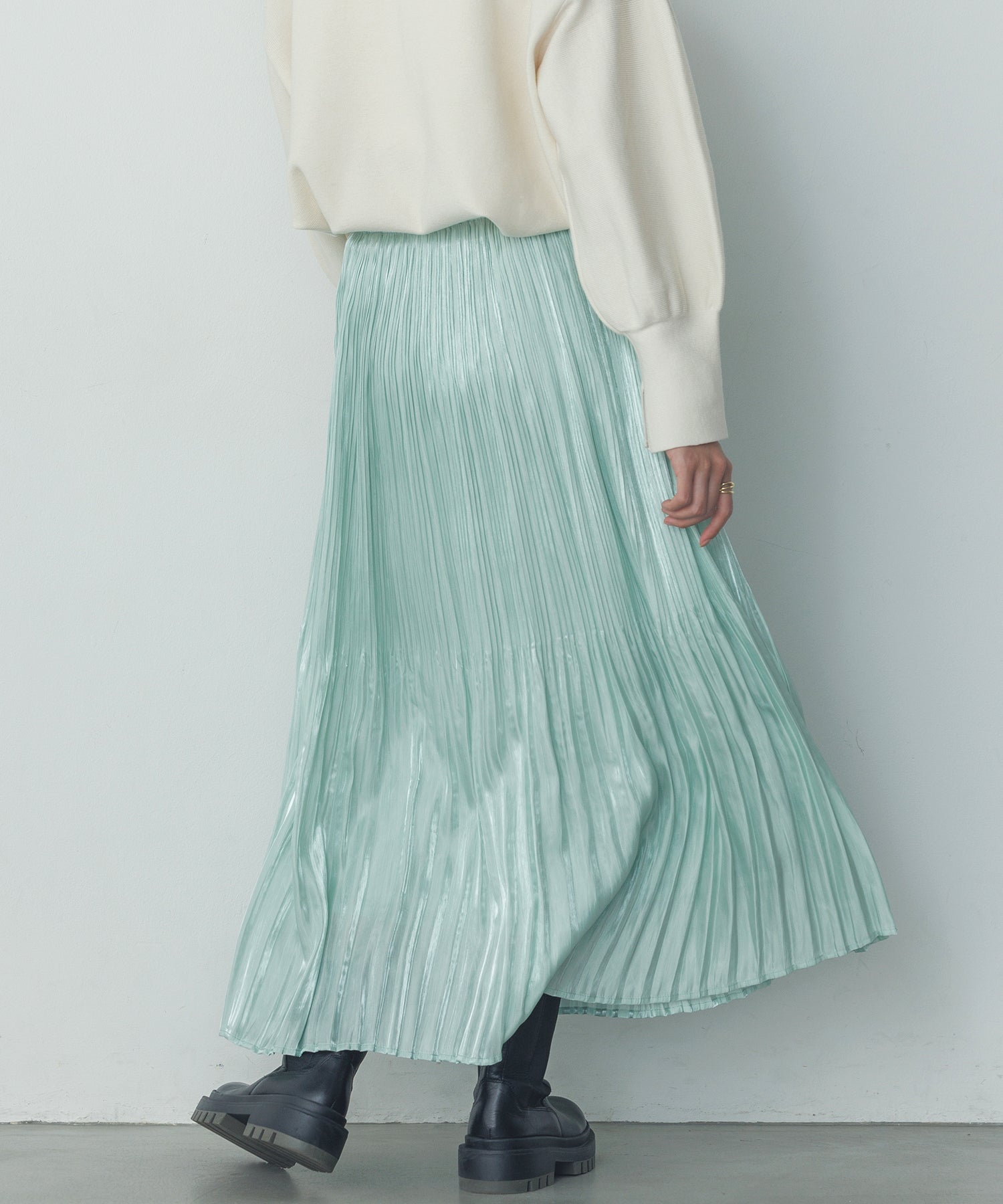 サテンランダムプリーツスカート