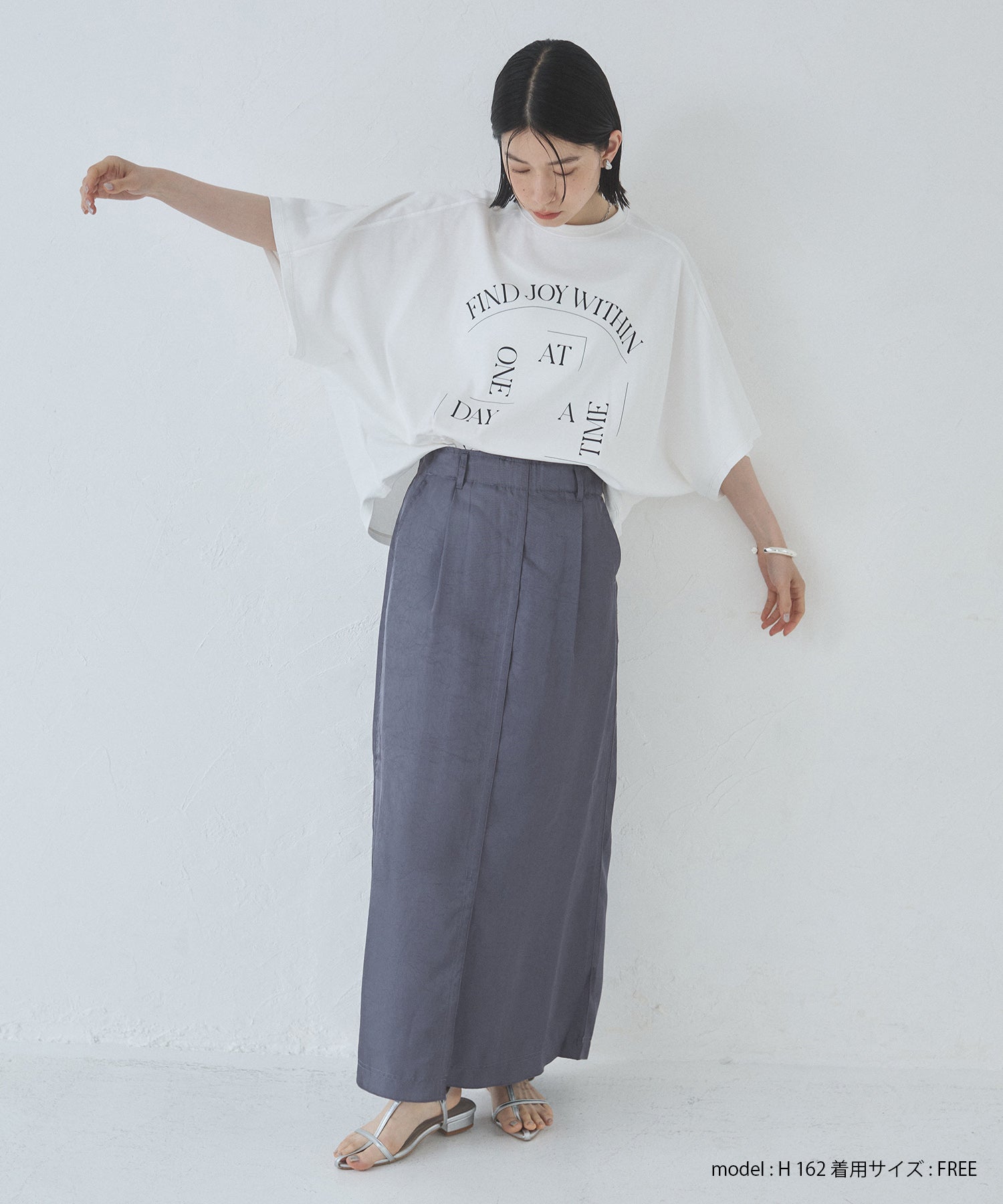 サテン セミフレアスカート