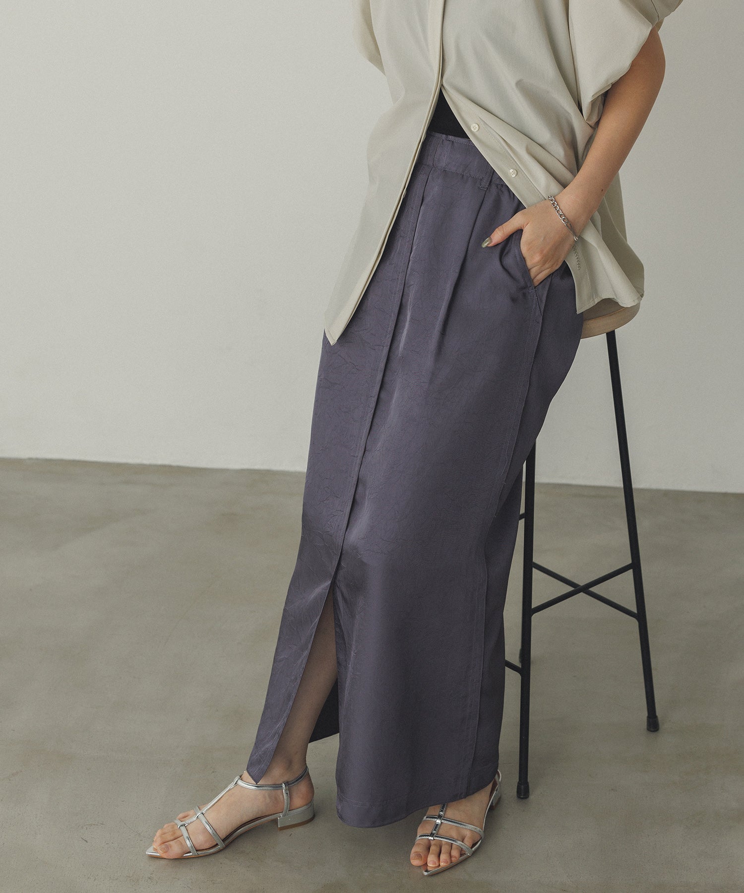 サテン セミフレアスカート