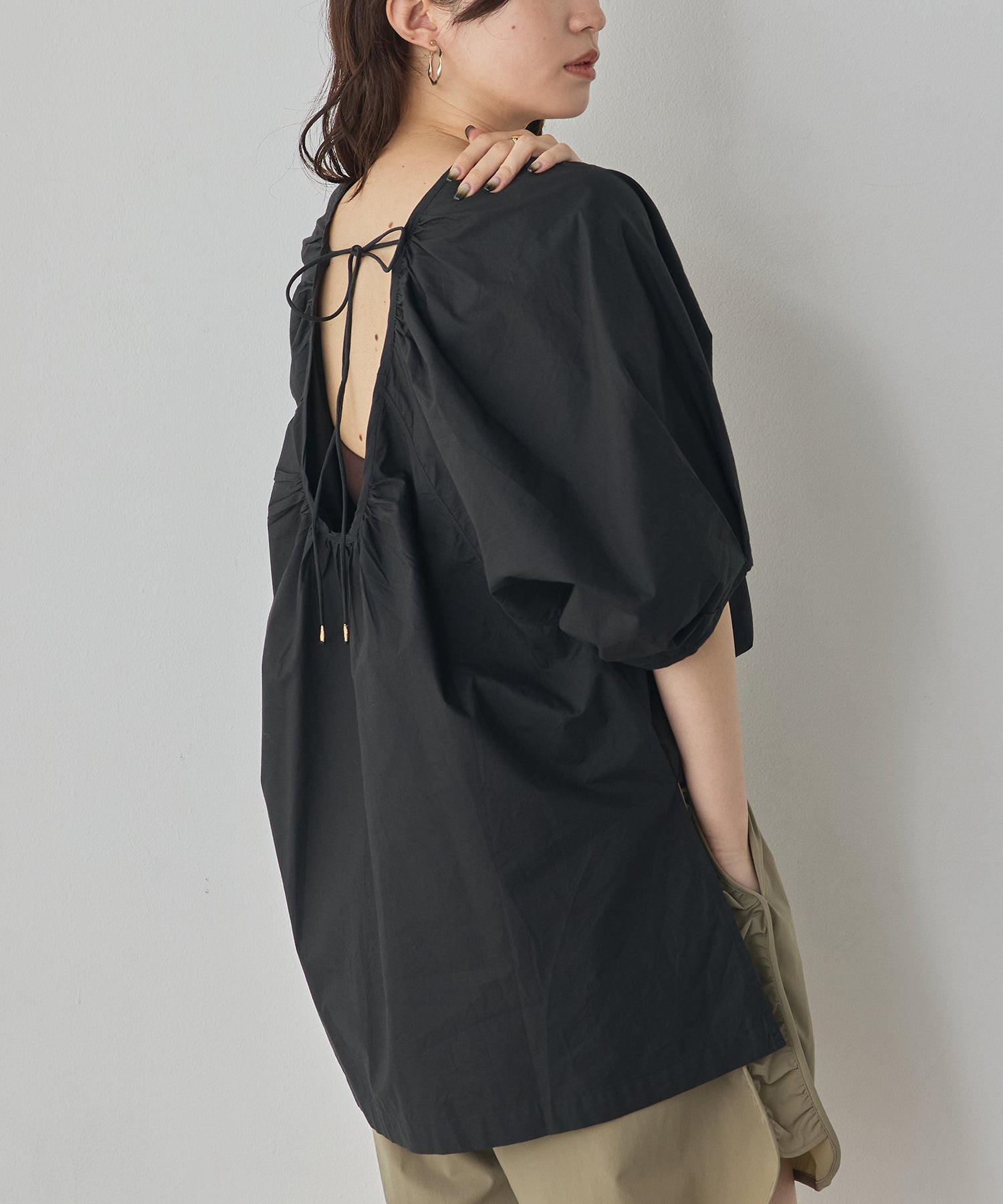 《PRE-ORDER》BACK-OPEN OVERSIZED BLOUSE