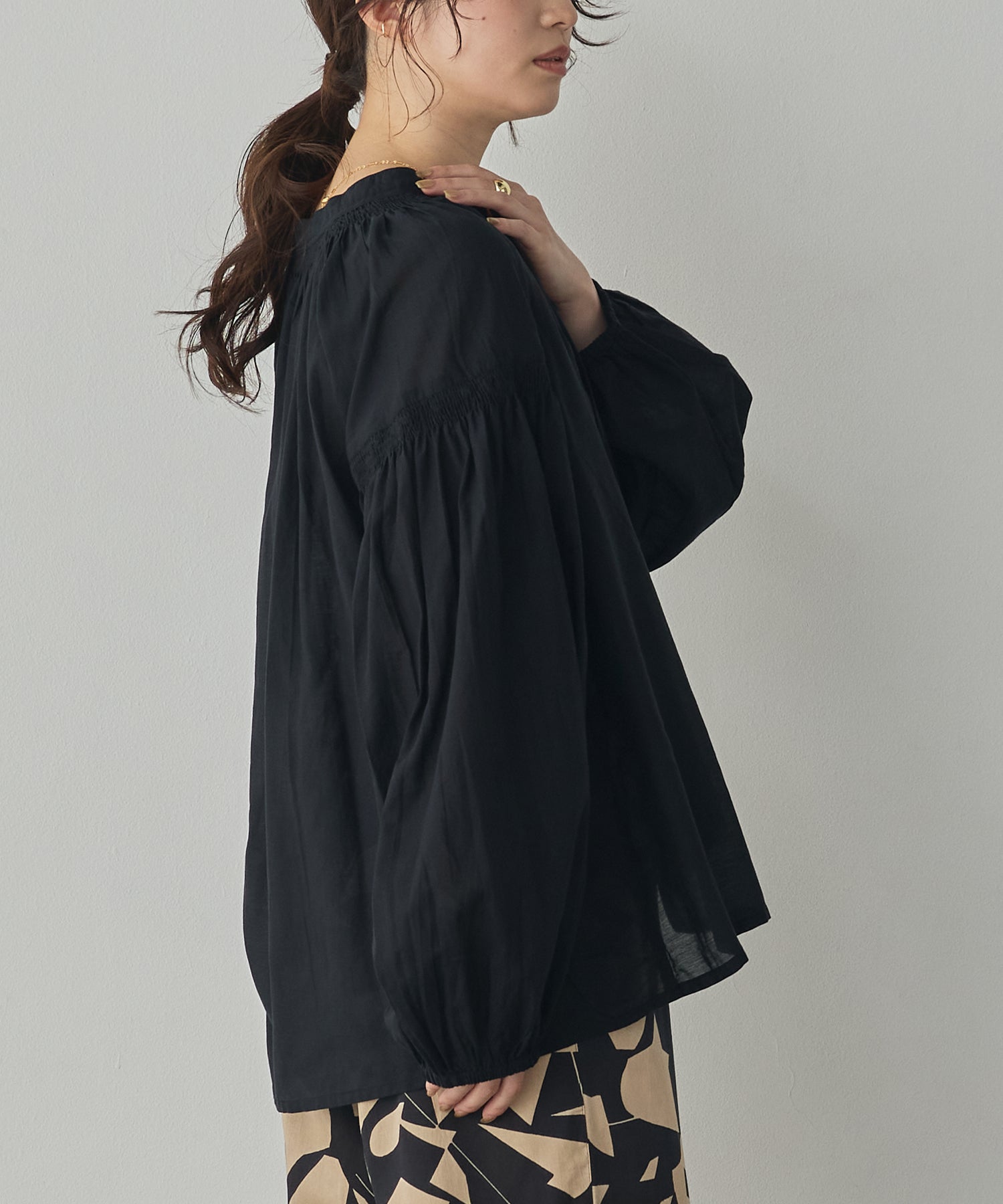 SUSHIBOYL SMOCKED GATHERED BLOUSE