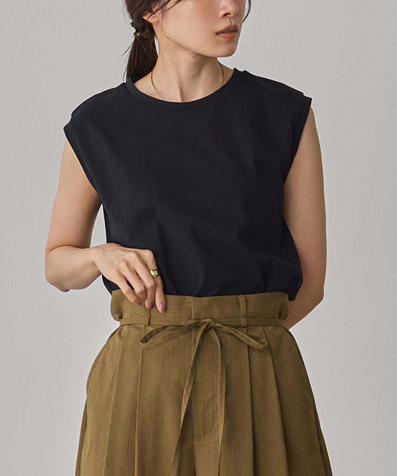 BASIC SLEEVELESS TOP