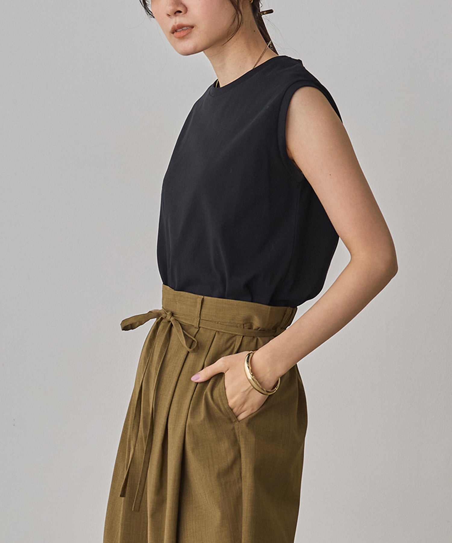 BASIC SLEEVELESS TOP