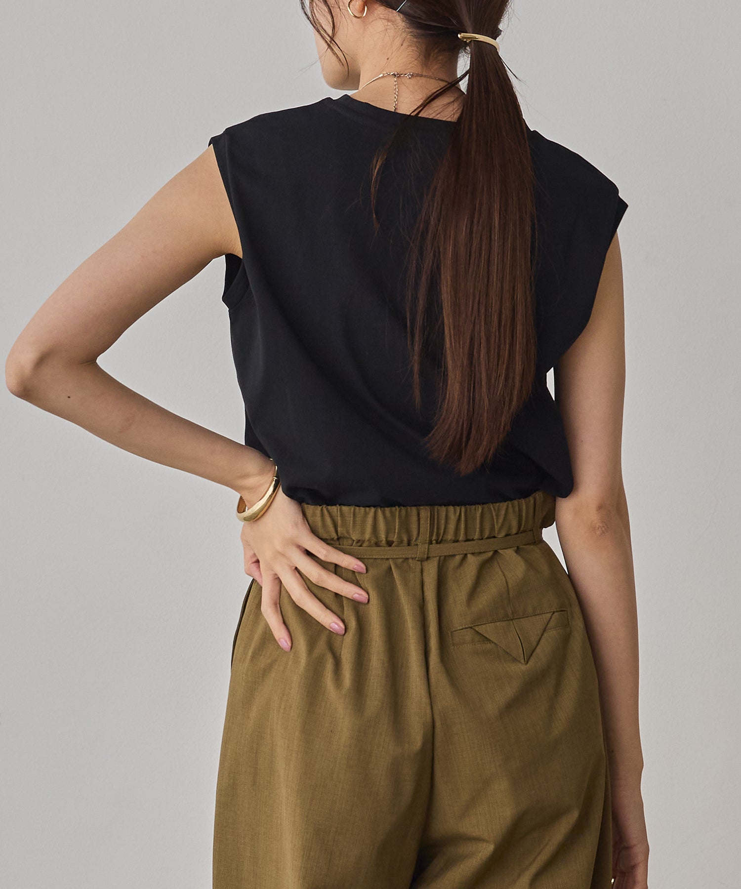 BASIC SLEEVELESS TOP