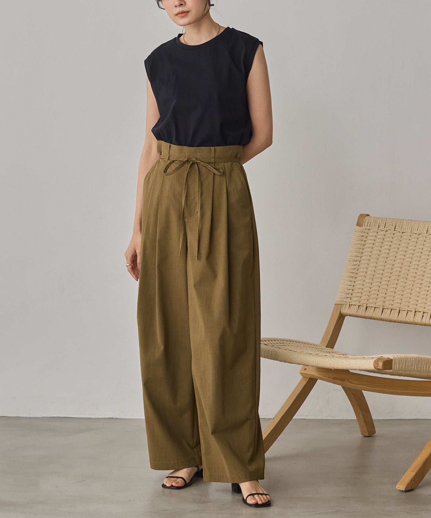 BASIC SLEEVELESS TOP