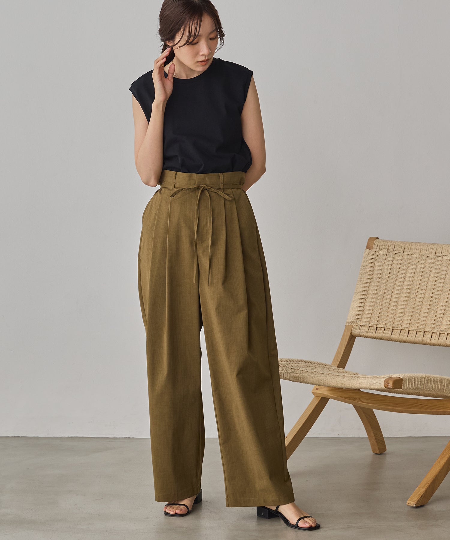 BASIC SLEEVELESS TOP