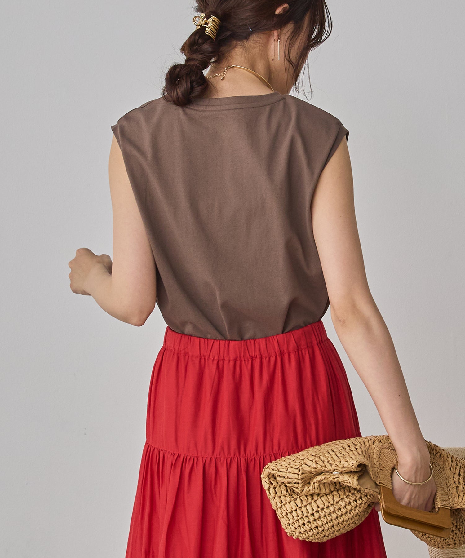 BASIC SLEEVELESS TOP