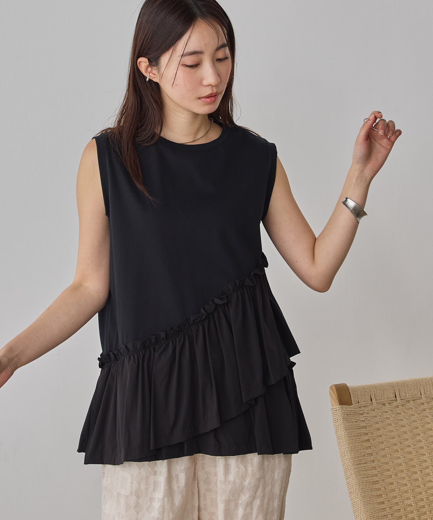 COMPACT SMOOTH ASYMMETRICAL RUFFLE TOP