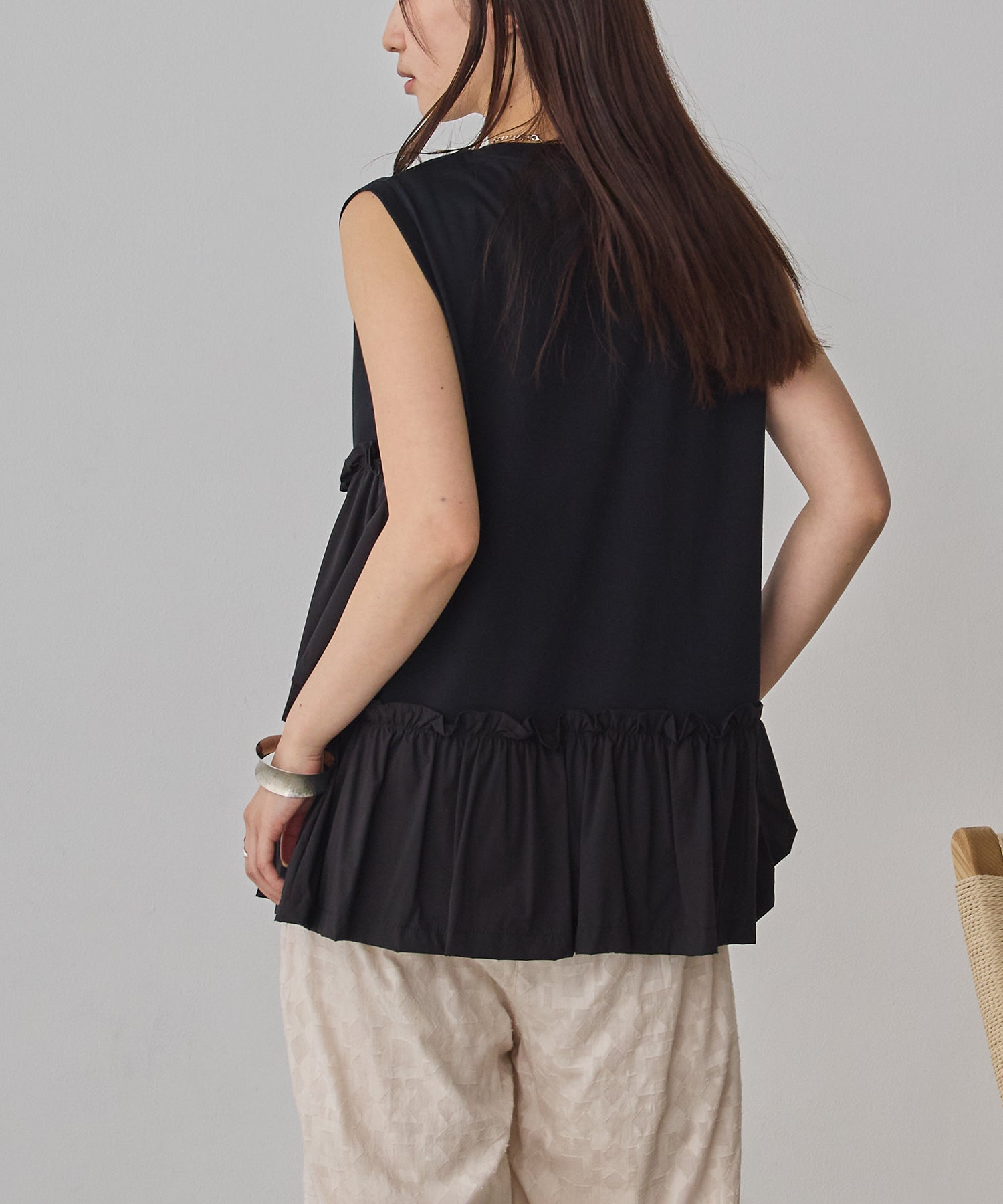 COMPACT SMOOTH ASYMMETRICAL RUFFLE TOP