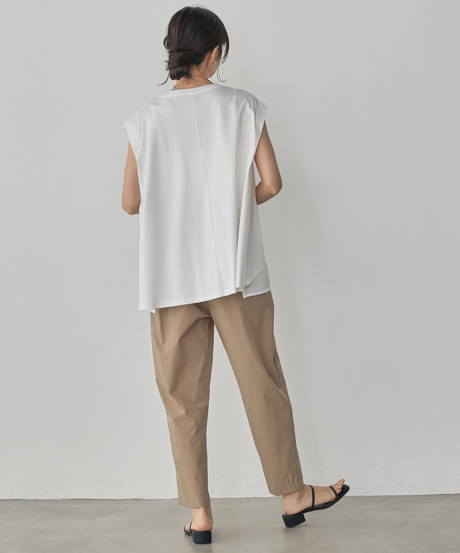 COMPACT SMOOTH LAYERED SLEEVELESS TOPS