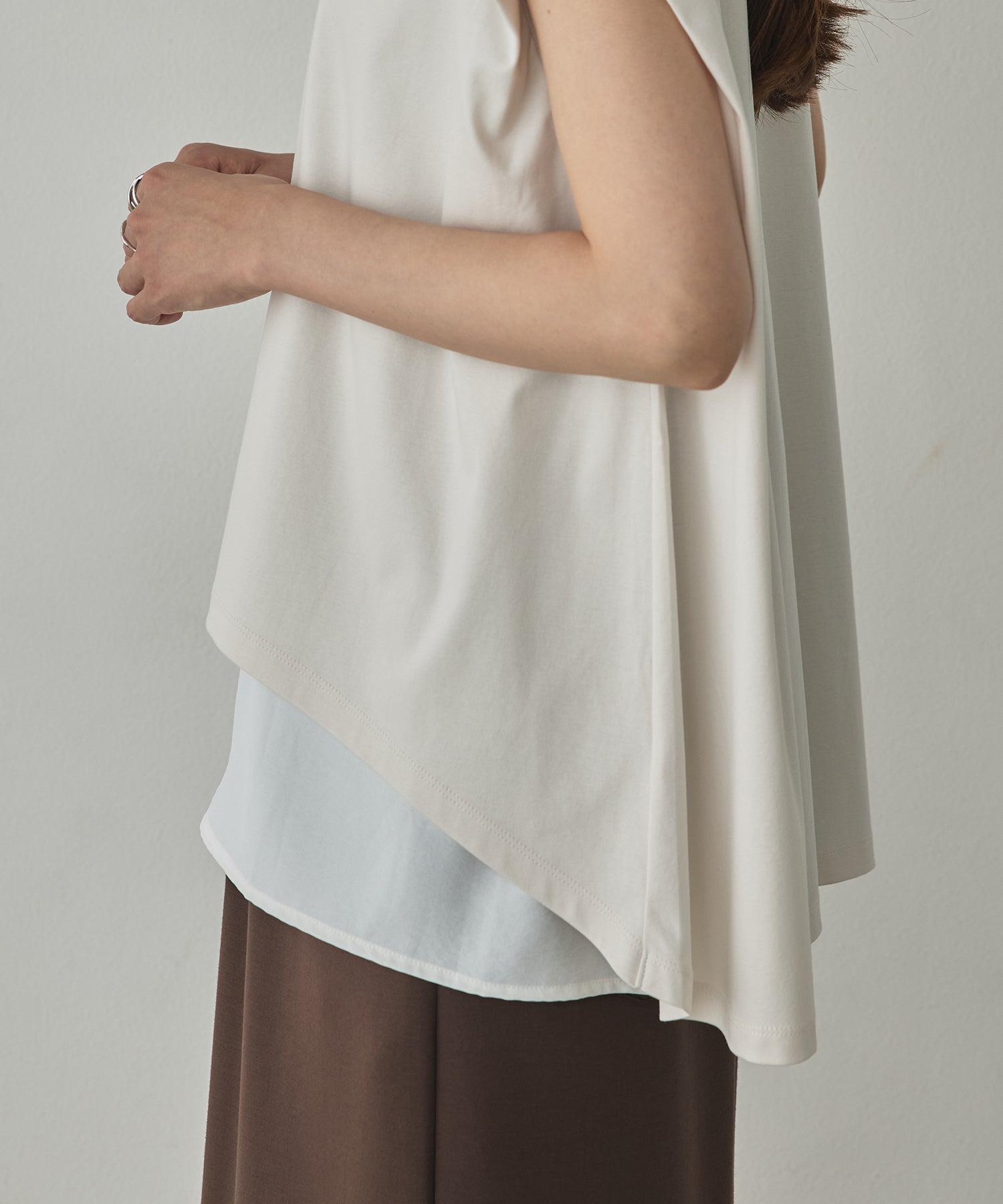 COMPACT SMOOTH LAYERED SLEEVELESS TOPS
