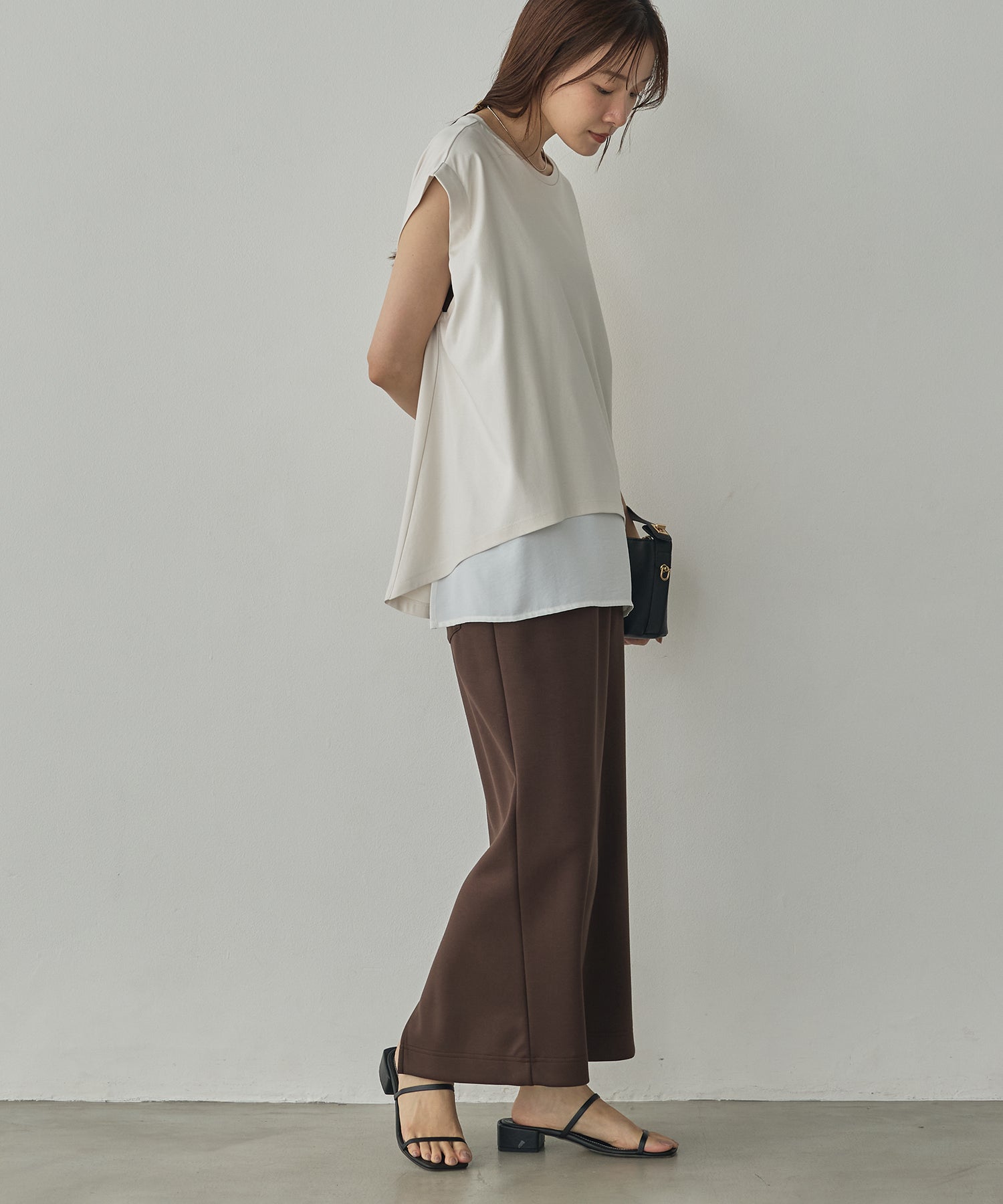 COMPACT SMOOTH LAYERED SLEEVELESS TOPS