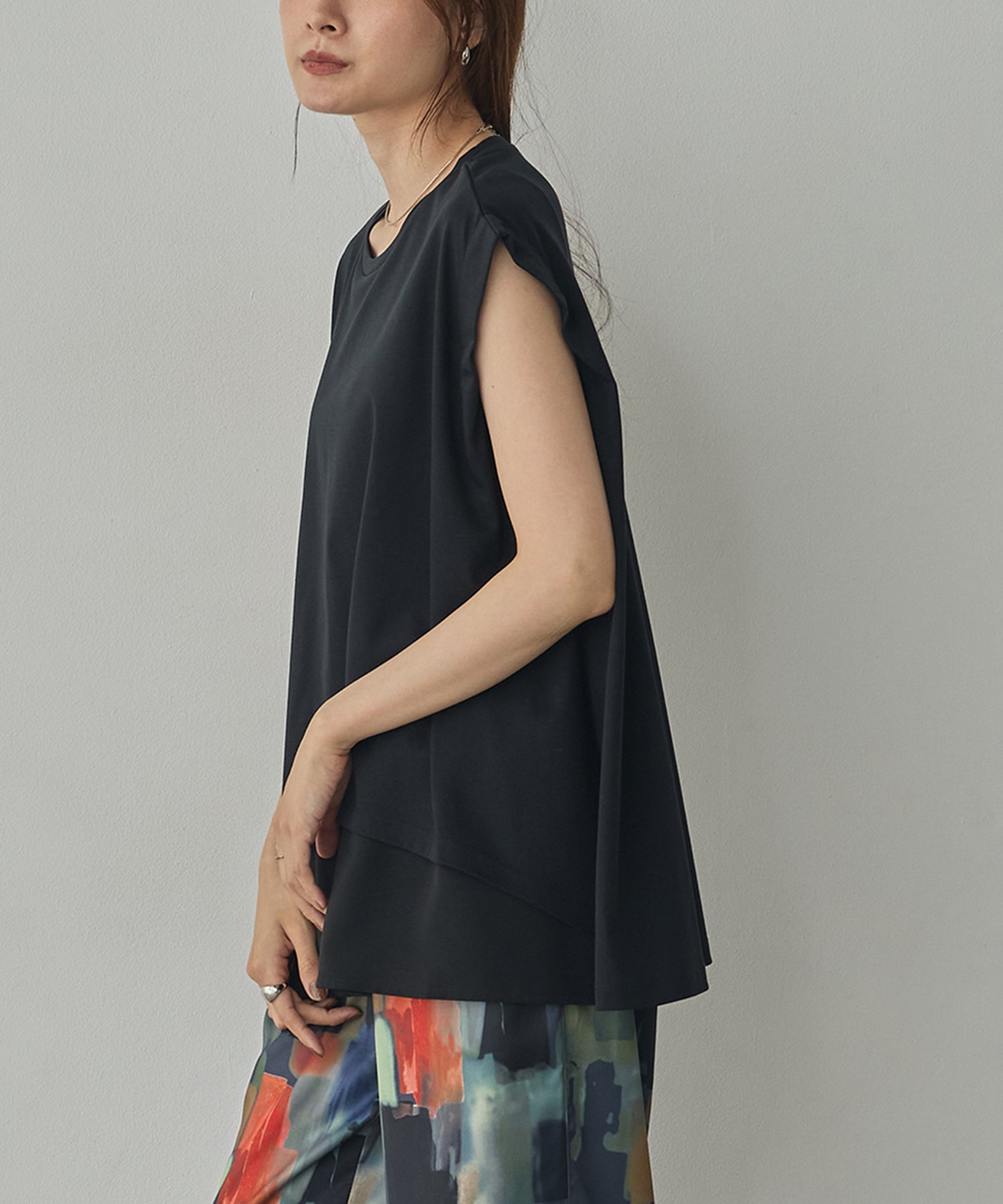 COMPACT SMOOTH LAYERED SLEEVELESS TOPS
