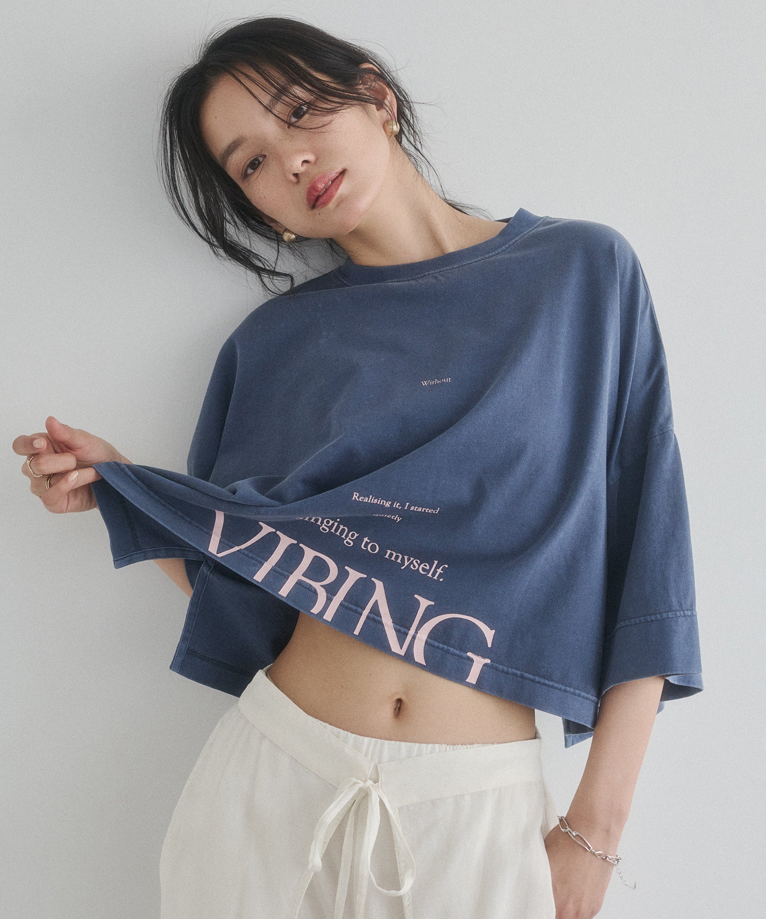 WIDE SHORT LOGO T-SHIRT