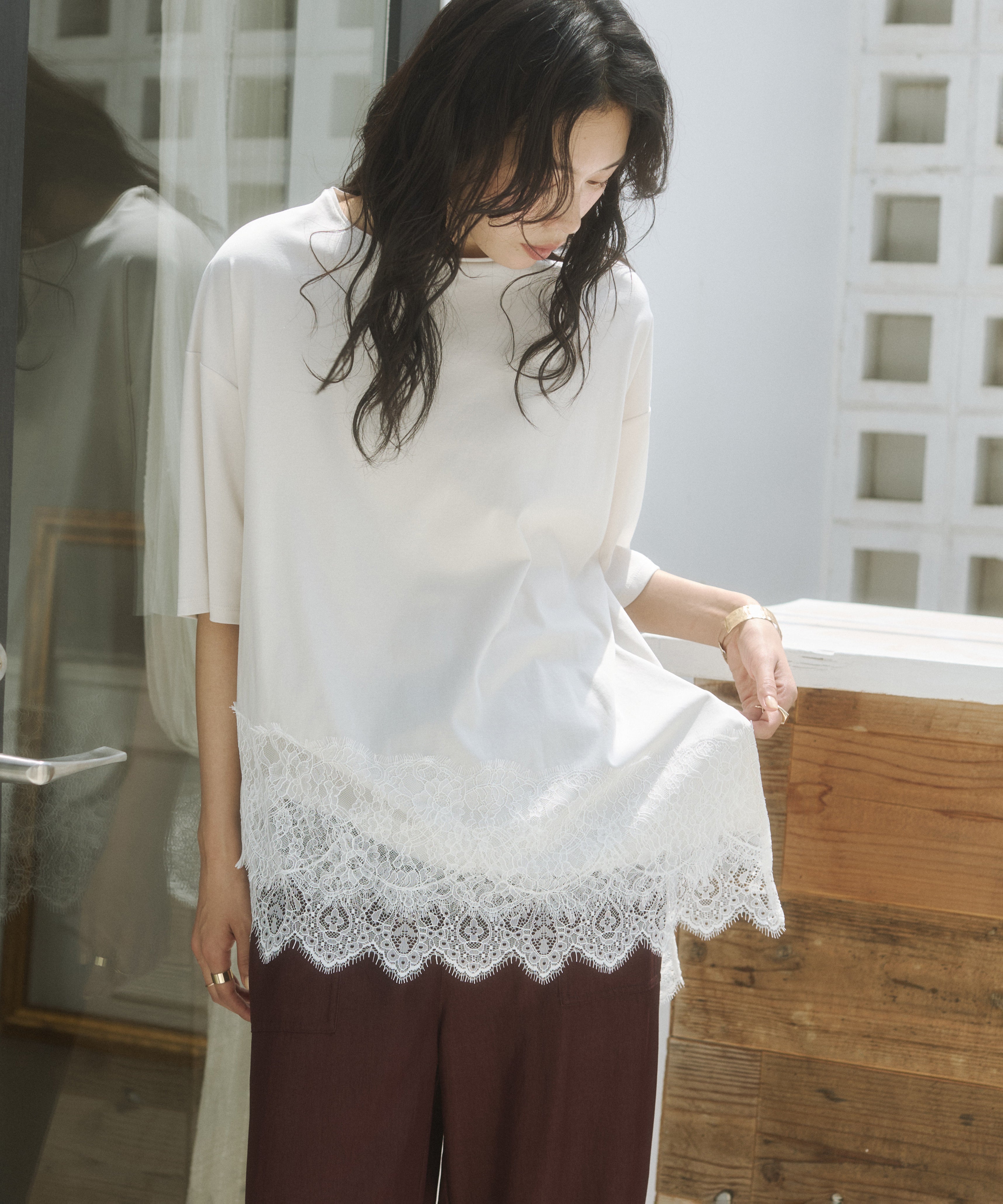 COMPACT SMOOTH ASYMMETRICAL LACE-DOCKED TOP